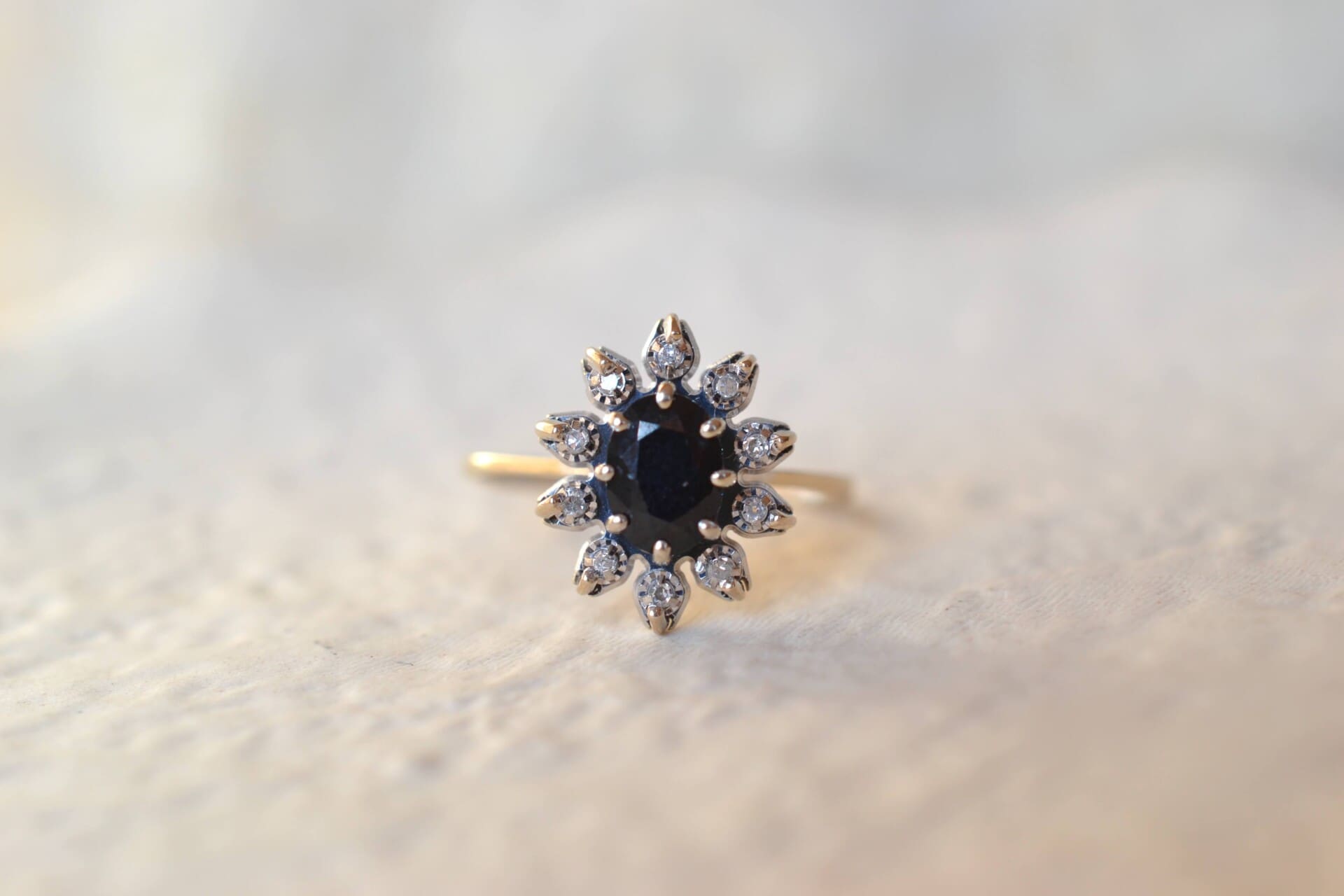 Marguerite Or blanc Diamants et Saphir