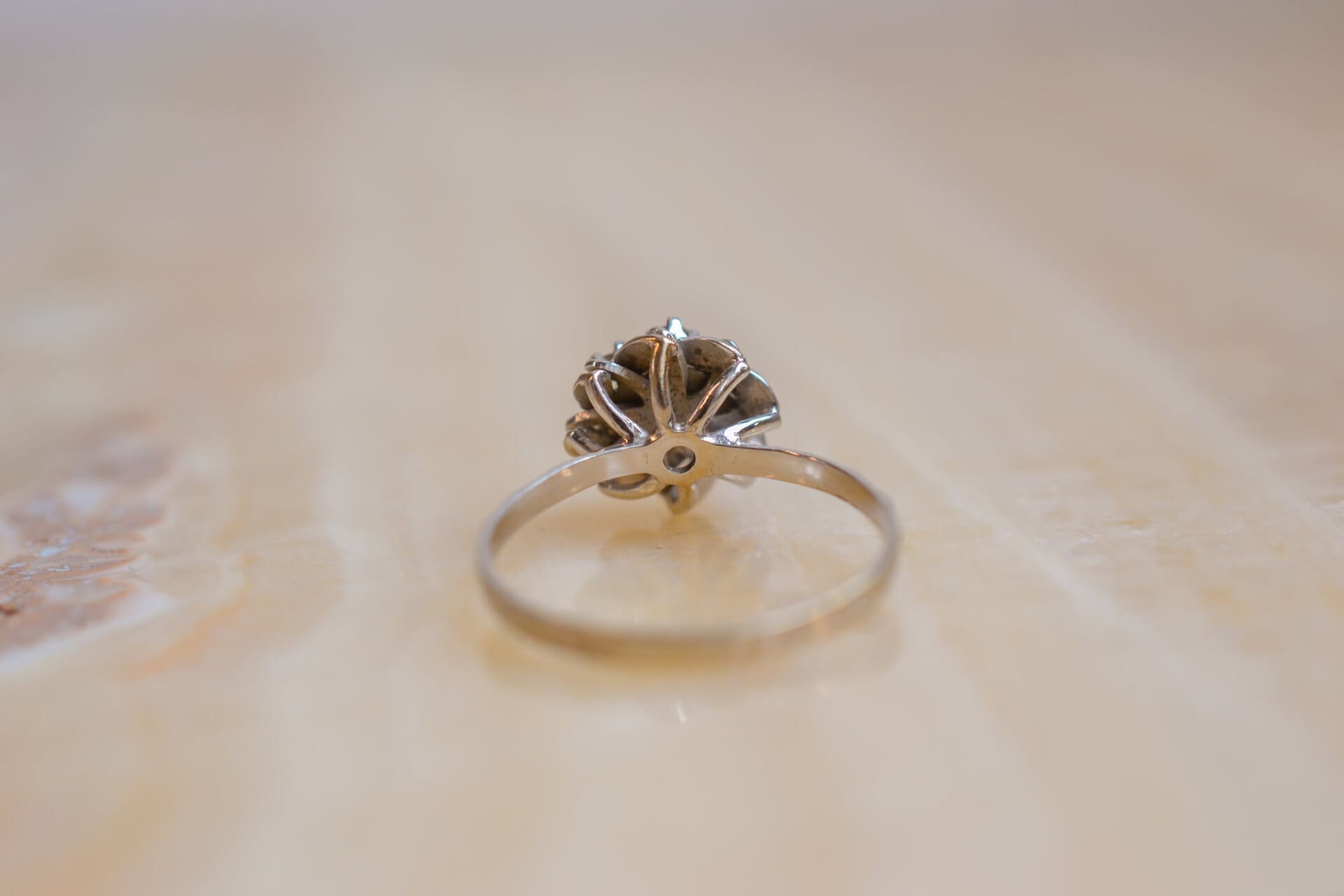 Marguerite Or blanc pierres blanches