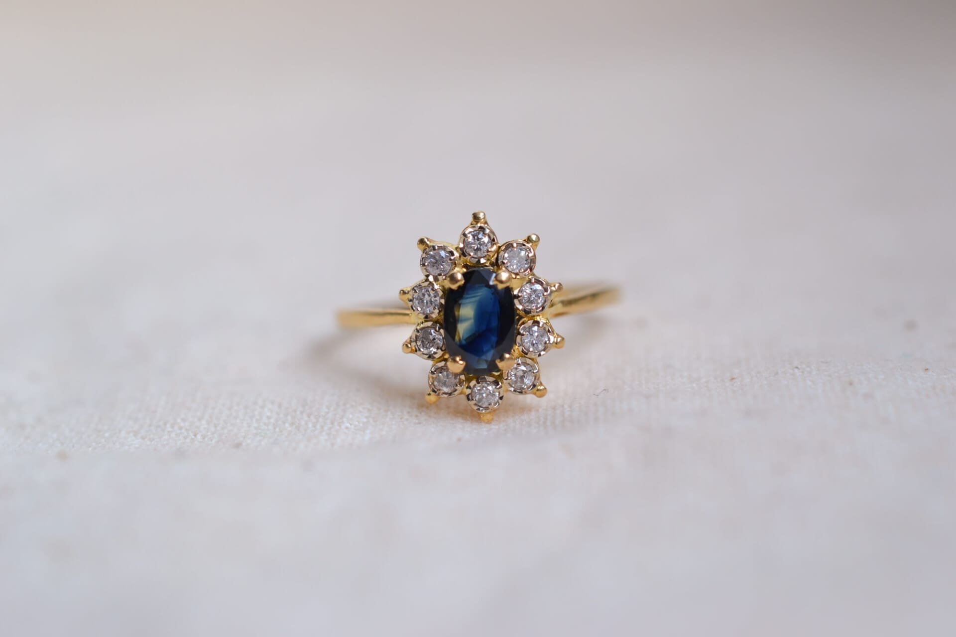 Marguerite ovale Saphir et Diamants