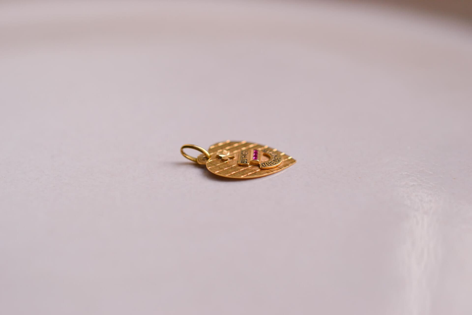 Médaille coeur Augis décor damier