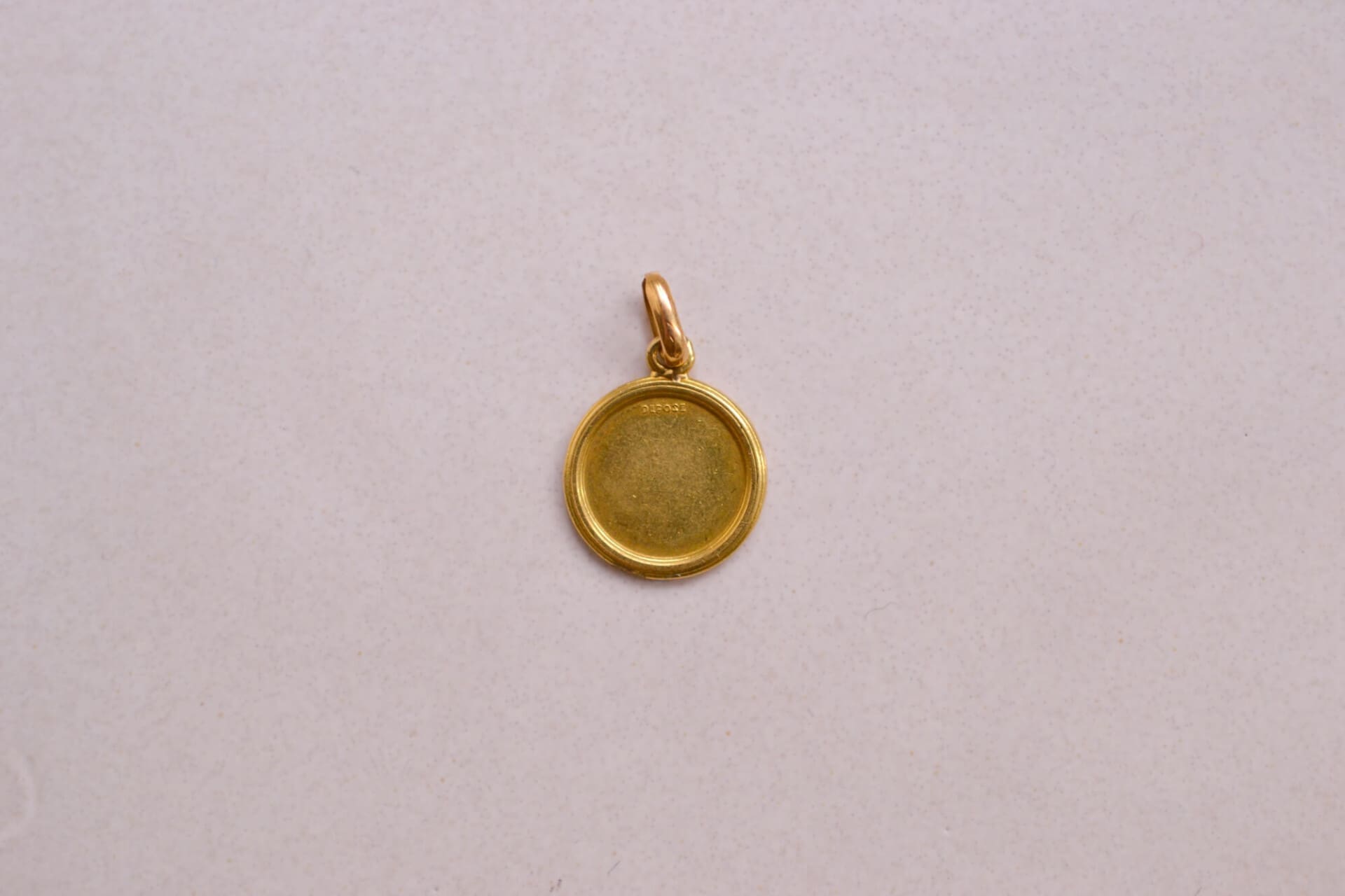 Médaille ronde + qu'hier - que demain