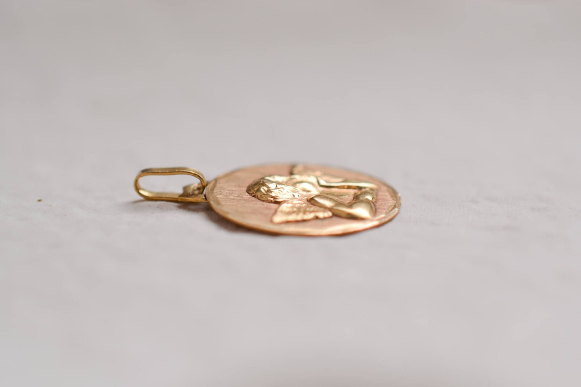 Médaille angelot contour facetté