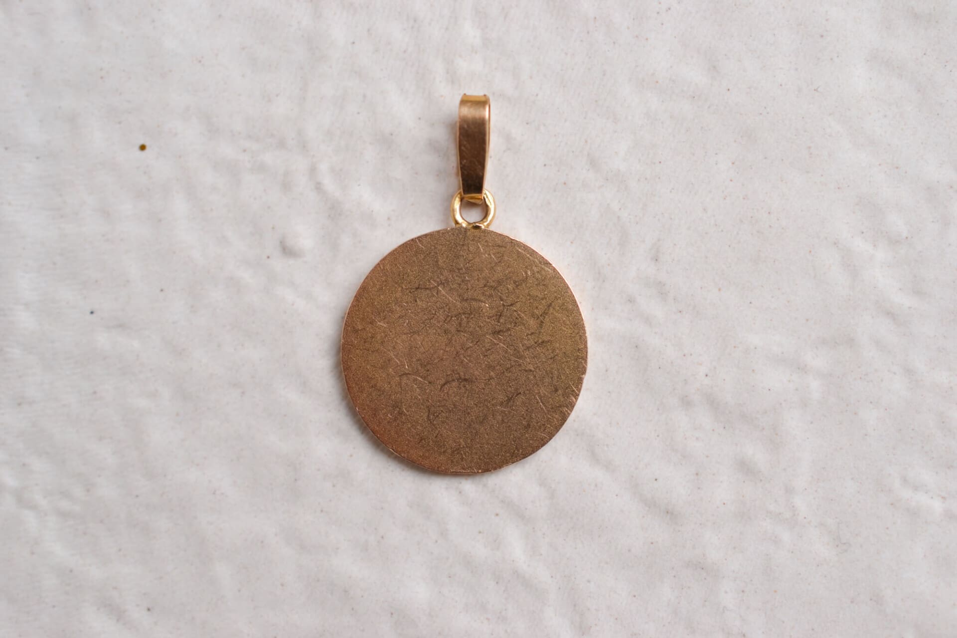Médaille angelot décor cranté