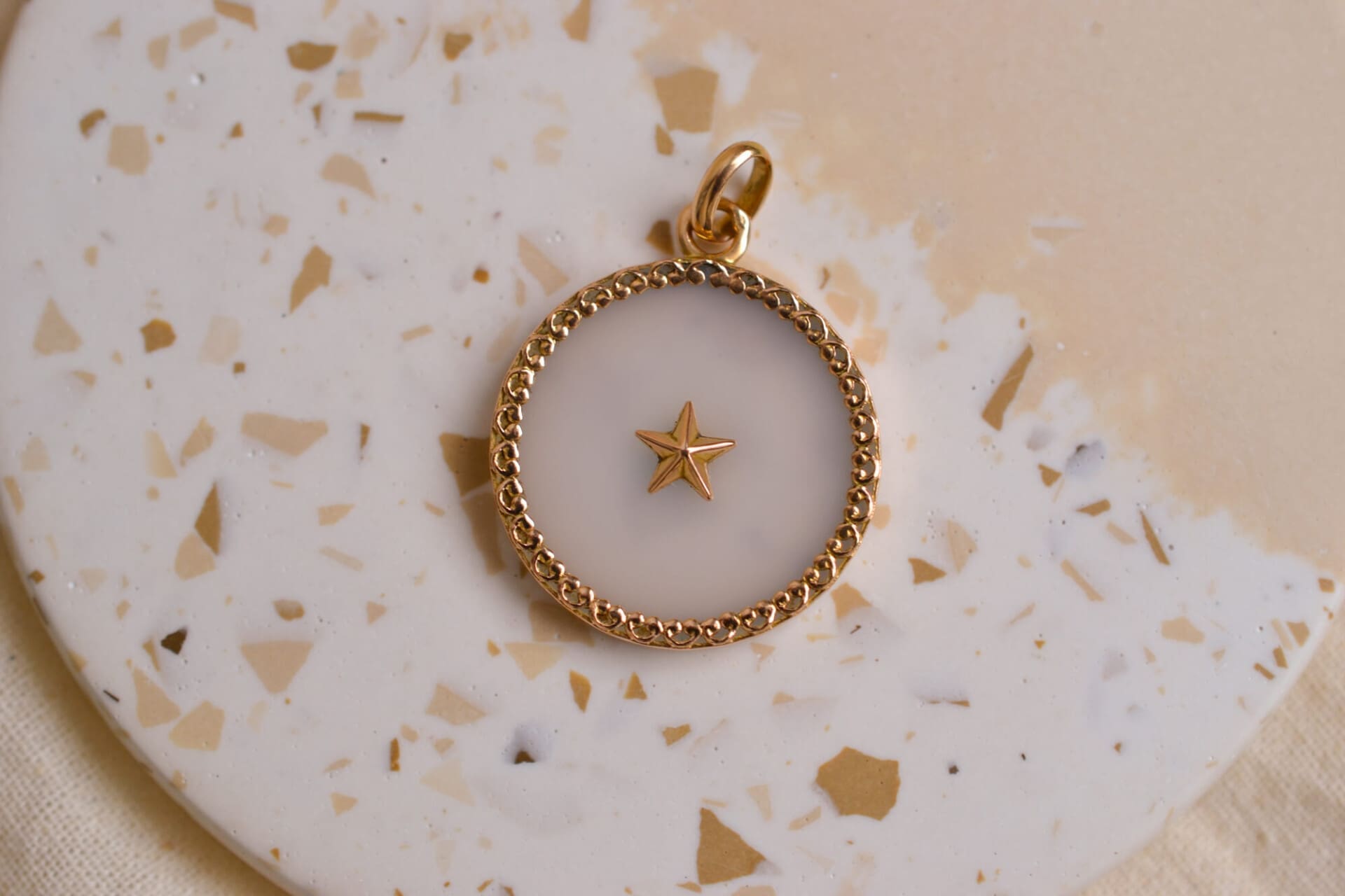 Médaille ronde verre laiteux étoile sertie