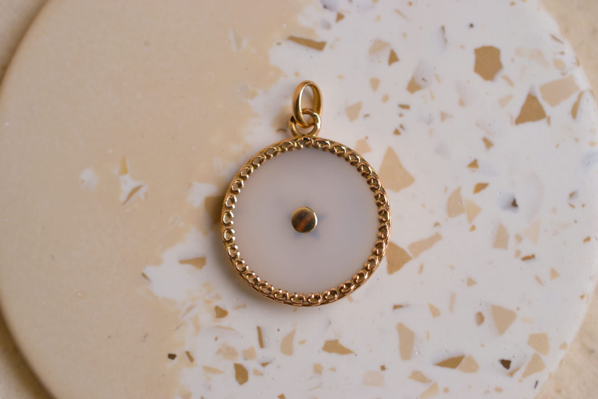 Médaille ronde verre laiteux étoile sertie