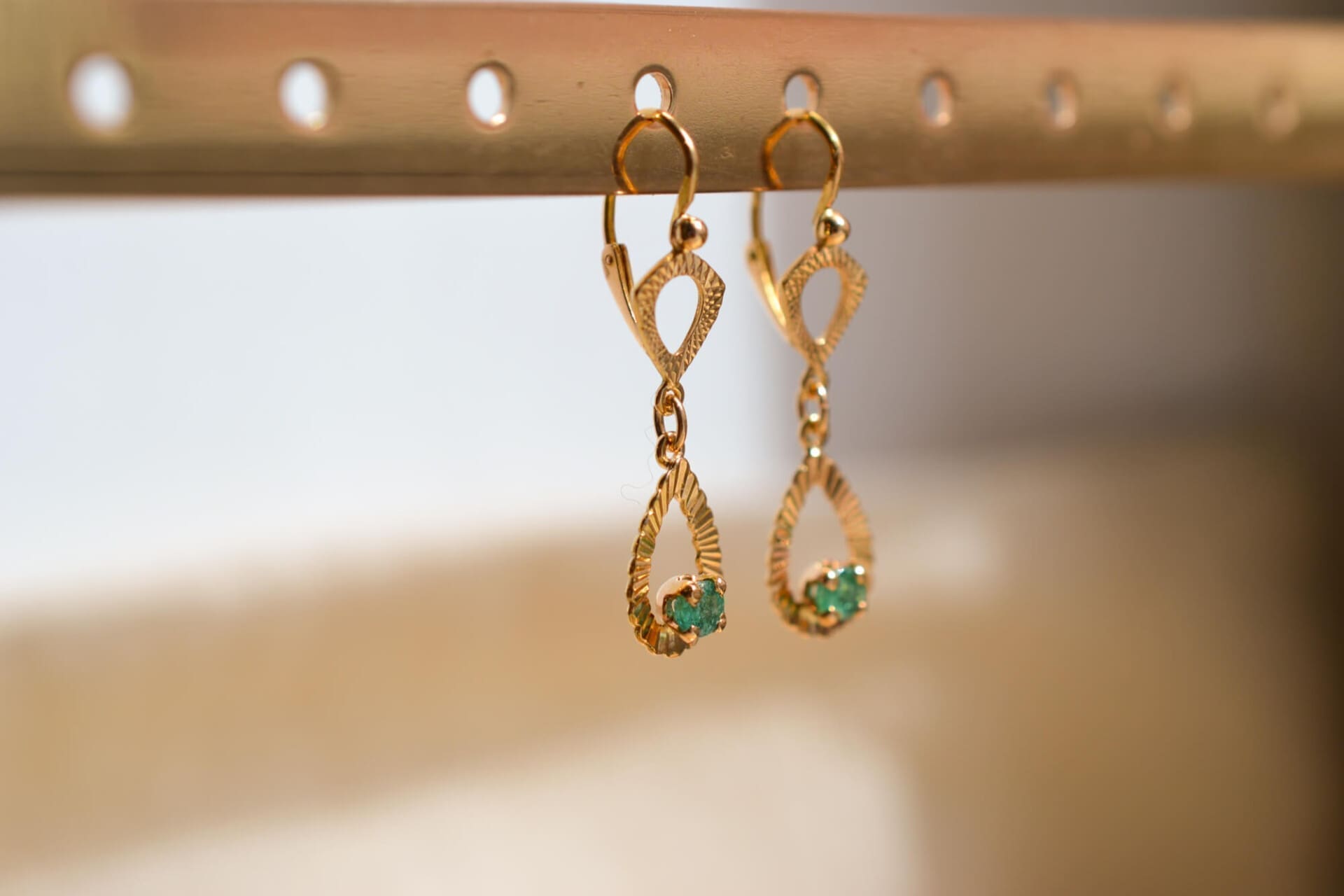 Pendants d'oreilles Émeraudes décors ciselés