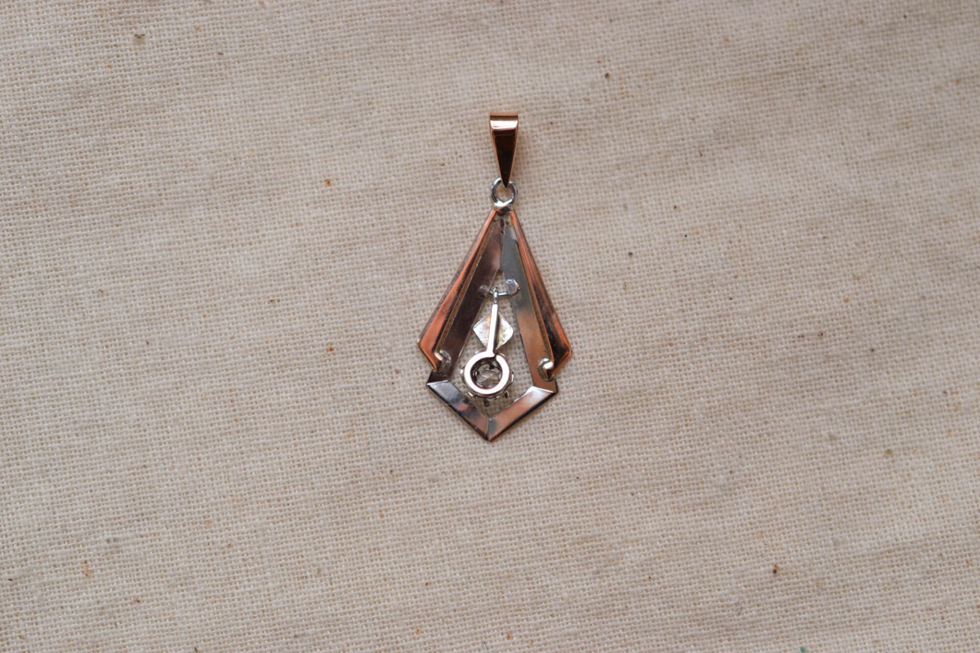 Pendentif Art Déco losange pierre blanche
