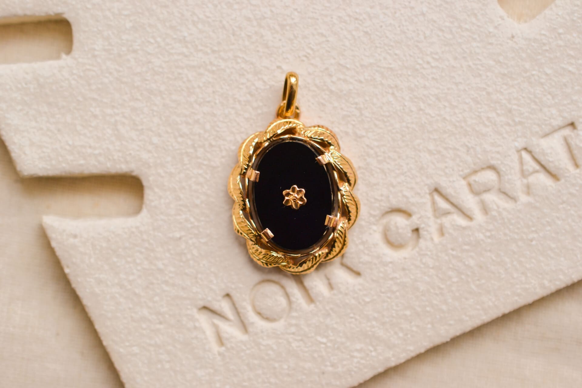 Pendentif Onyx à décor de feuilles