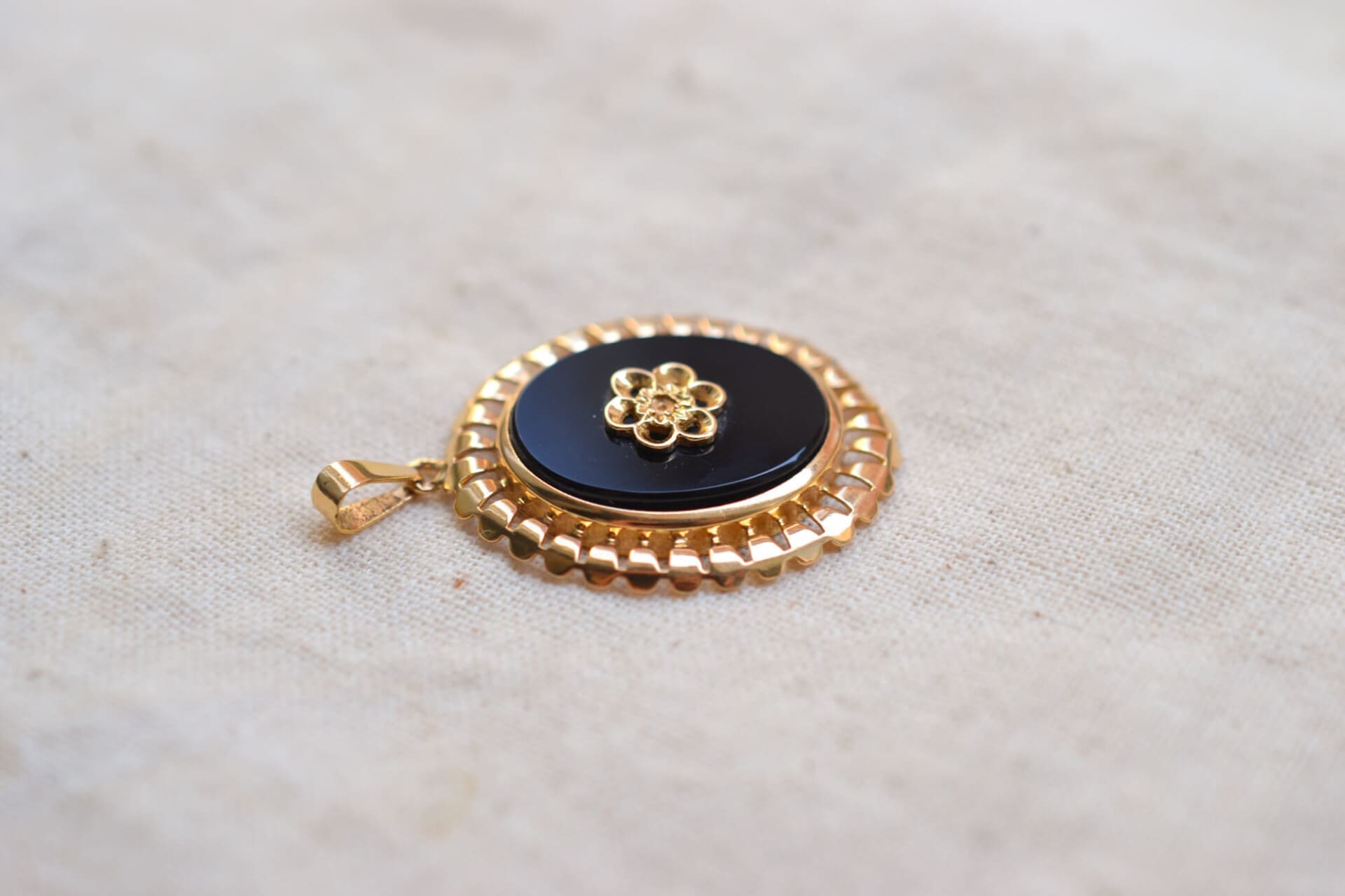Pendentif Onyx fleur décor ajouré
