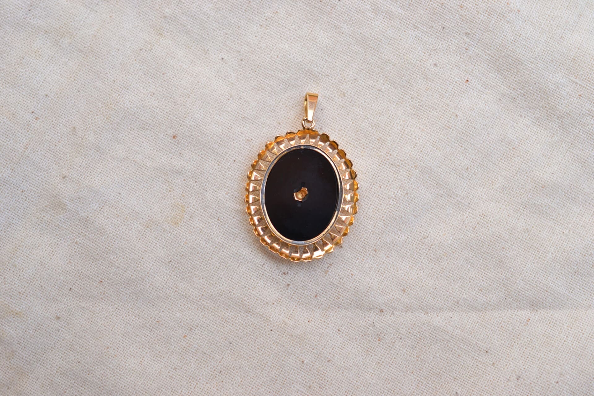 Pendentif Onyx fleur décor ajouré