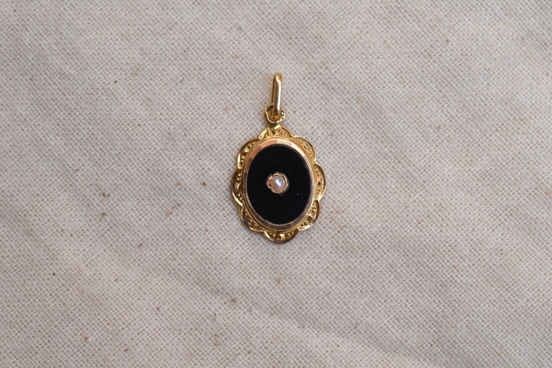 Pendentif Onyx oval motif dentelle