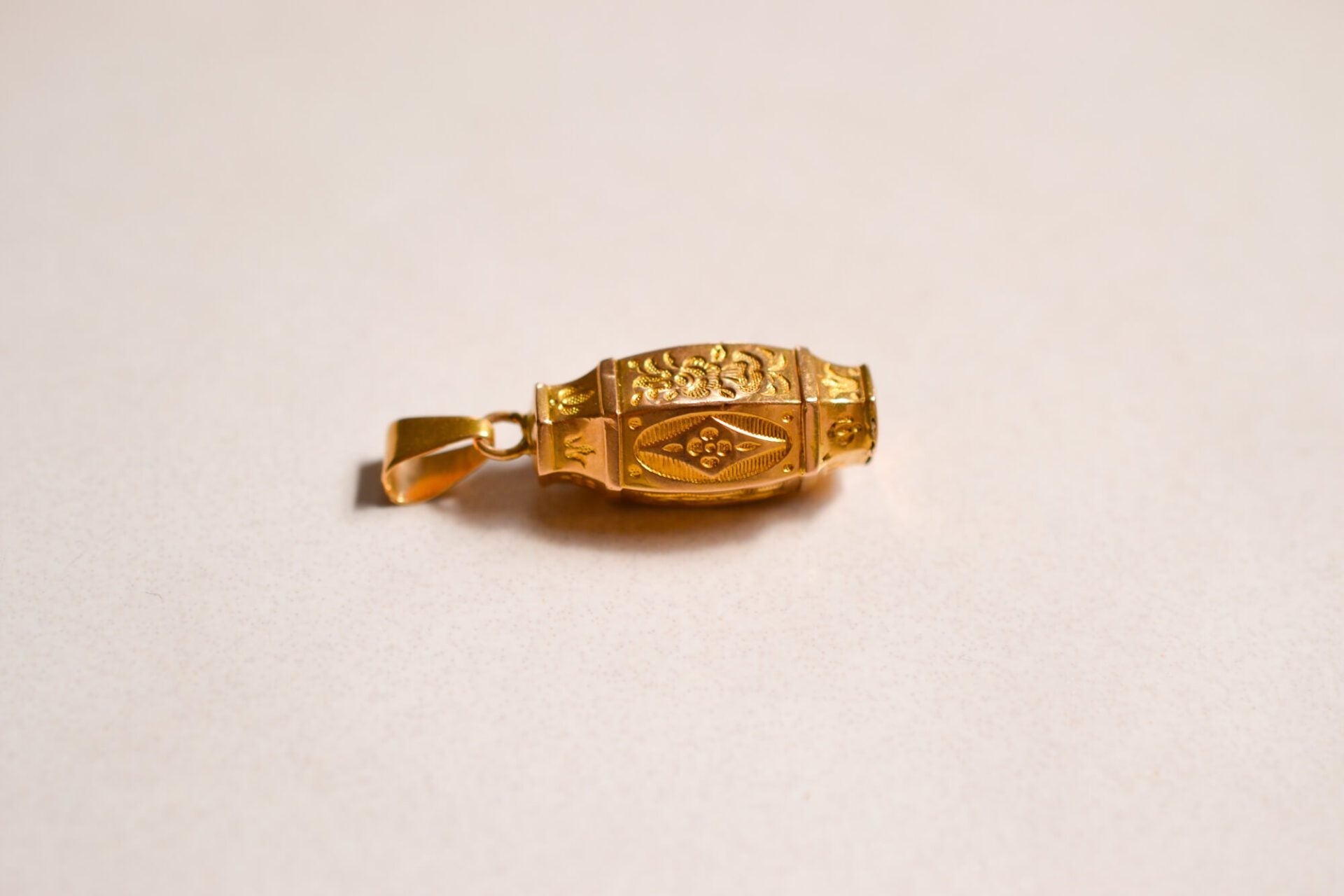 Pendentif ciselé fleurs Or jaune