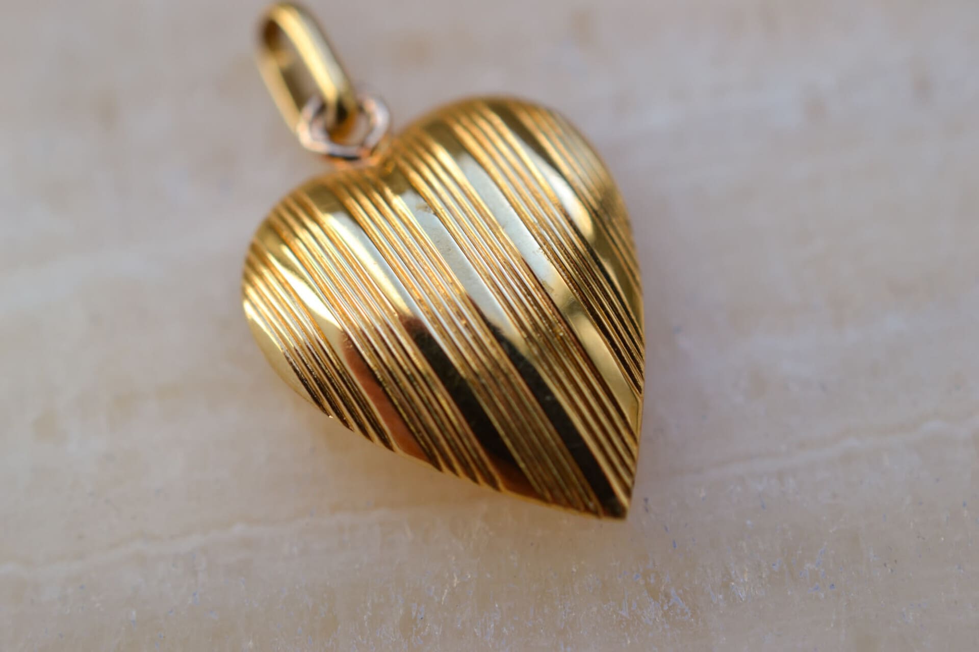 Pendentif coeur décor rainuré