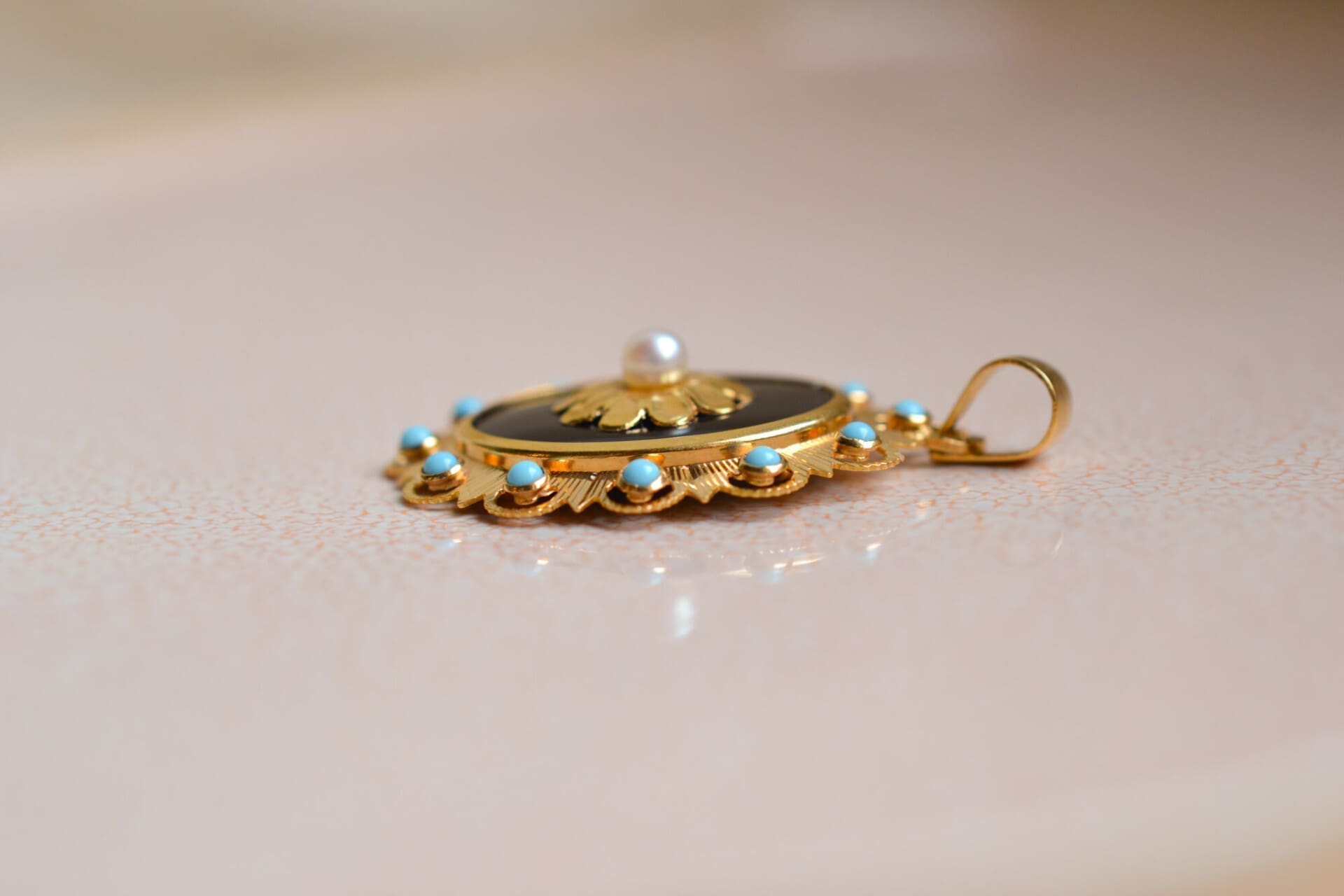 Pendentif fleur Onyx, Turquoises et Perle