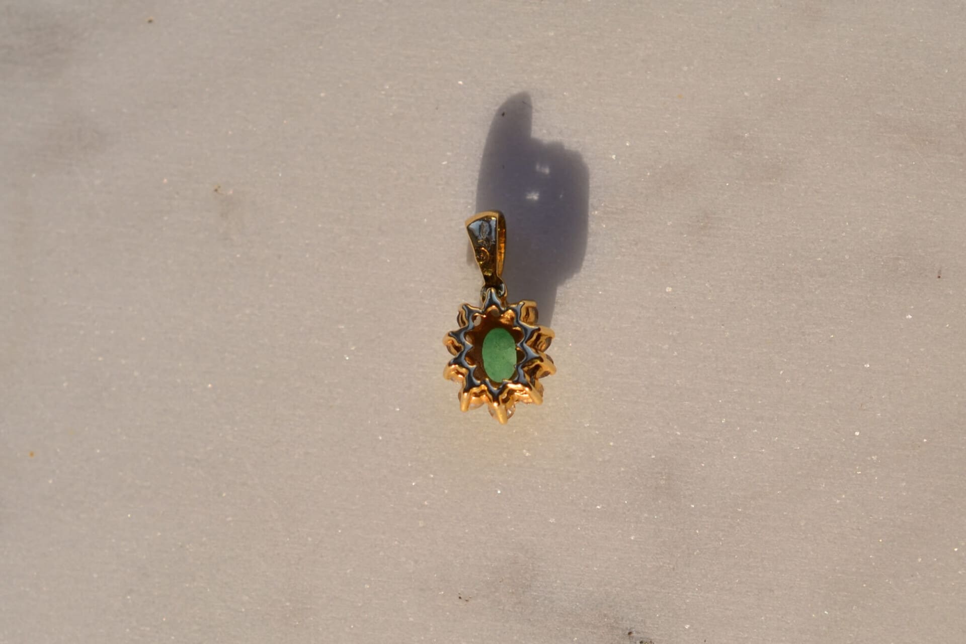 Pendentif goutte Émeraude et pierres blanches