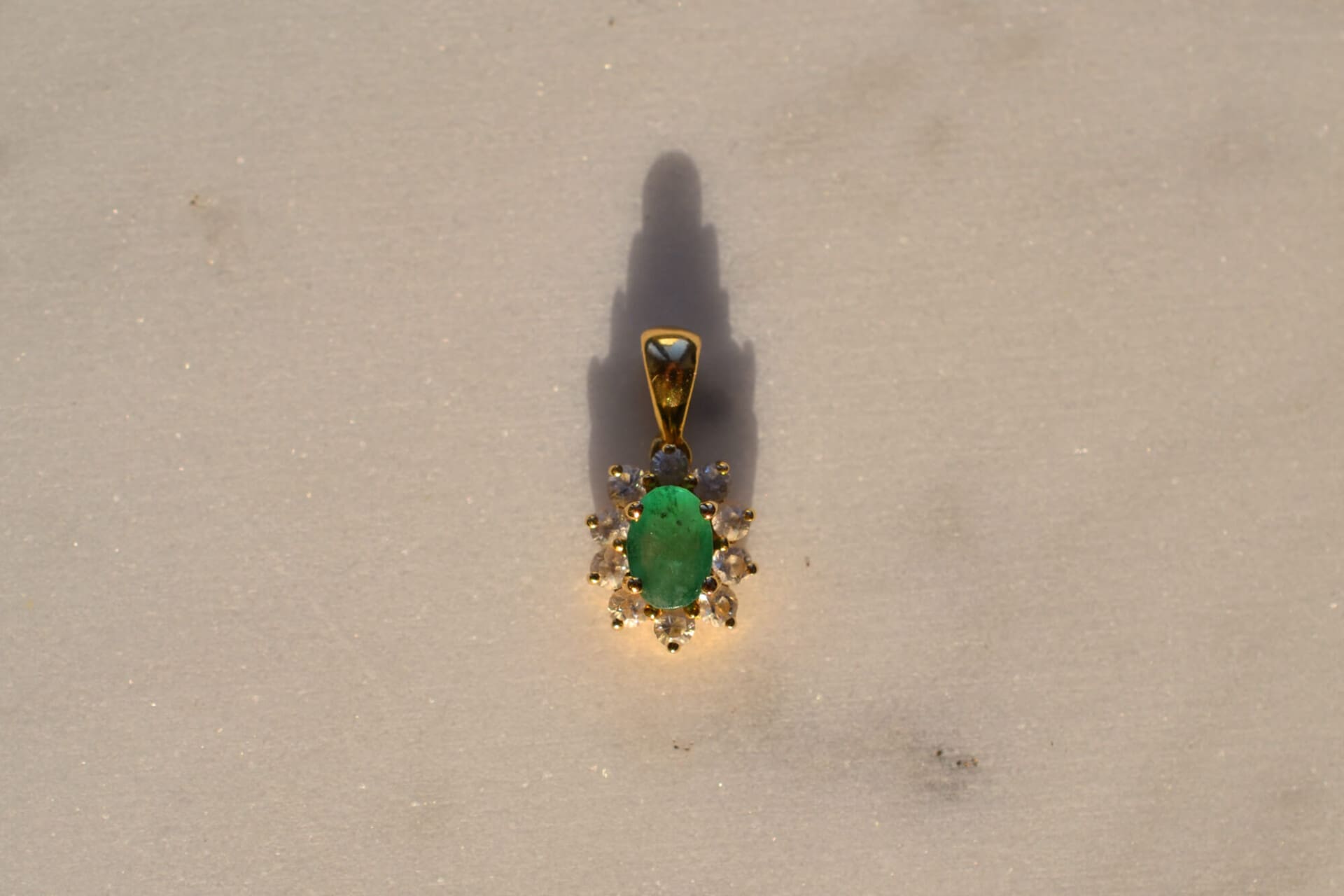 Pendentif goutte Émeraude et pierres blanches