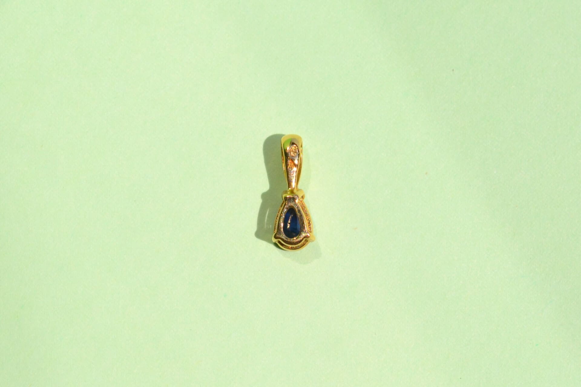 Pendentif goutte Saphir serti griffes