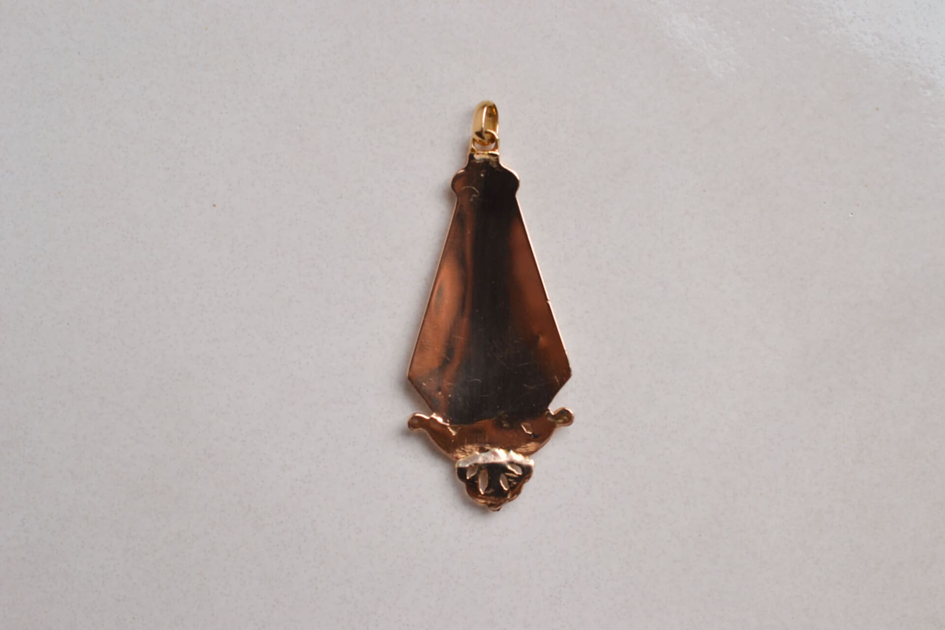 Pendentif émail "cul de lampe"