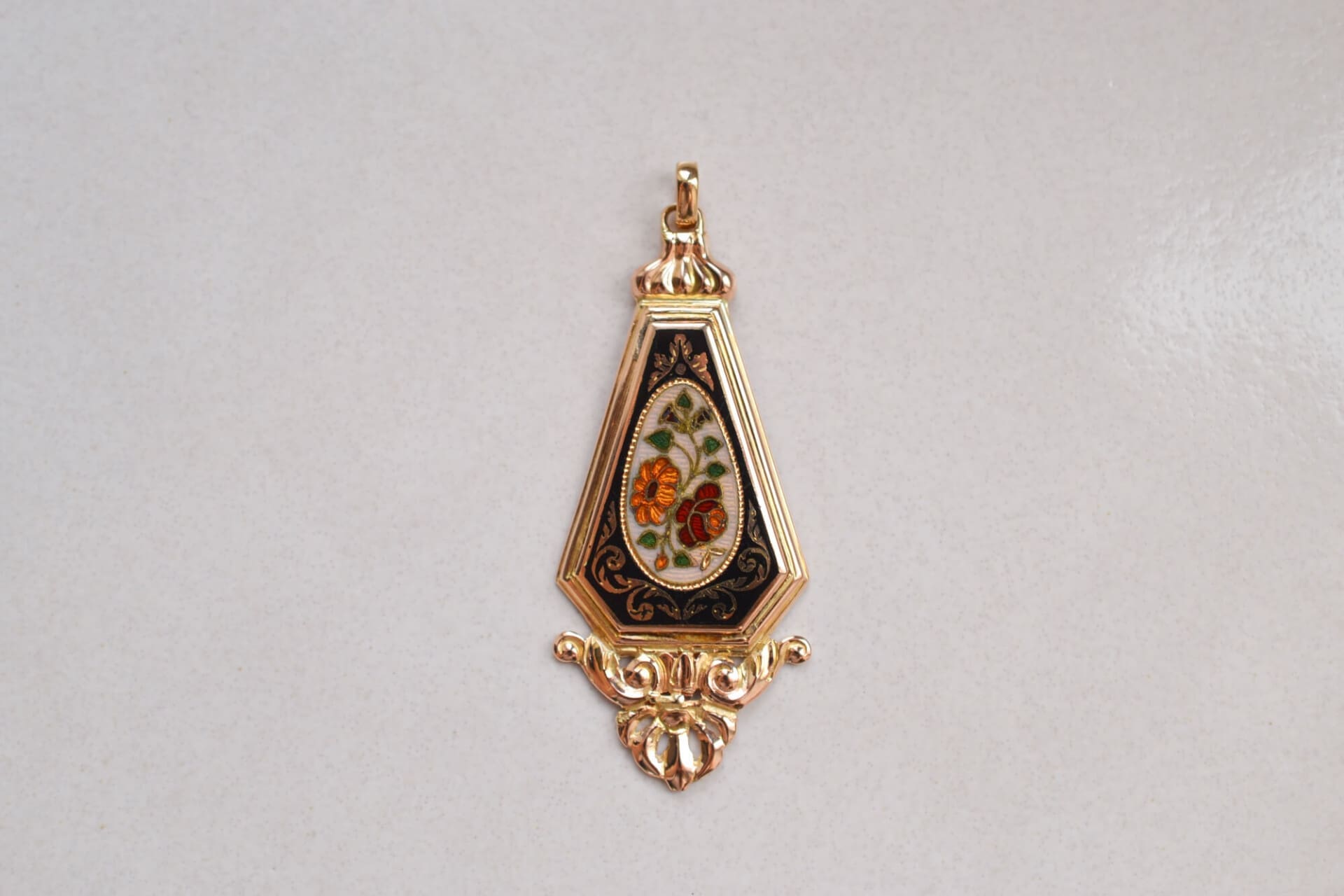 Pendentif émail "cul de lampe"
