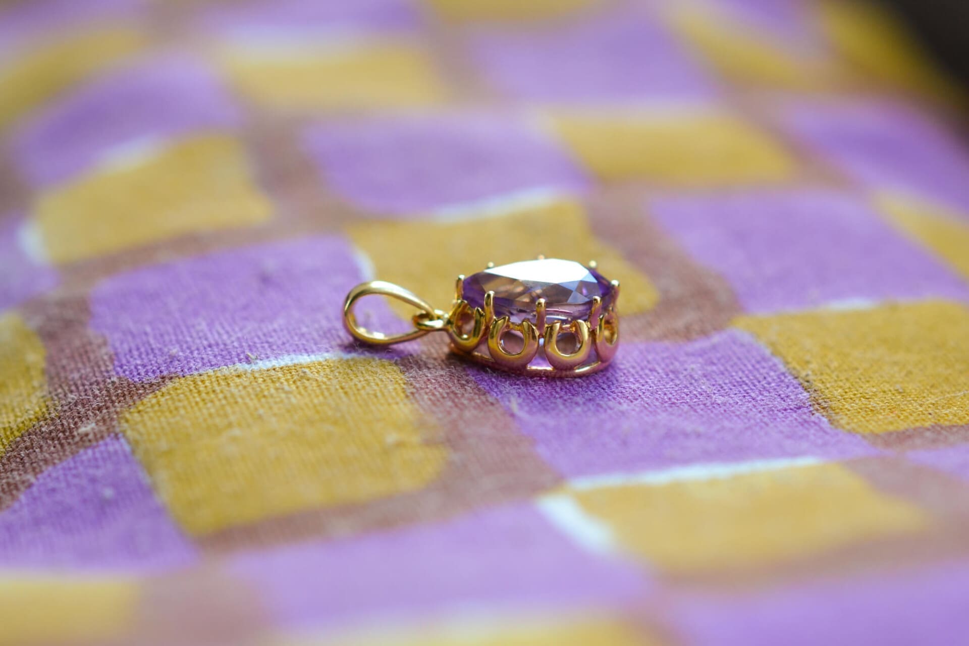 Pendentif pierre violette taille poire
