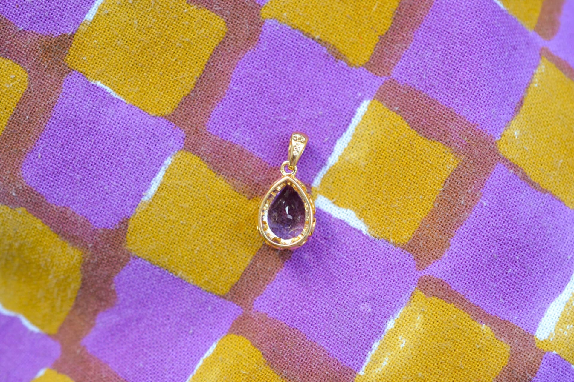 Pendentif pierre violette taille poire
