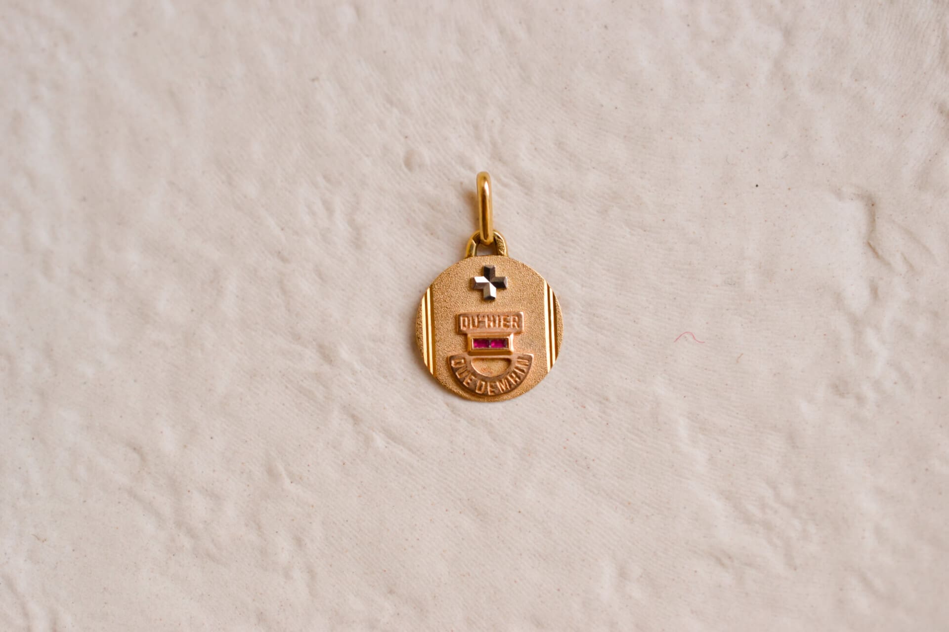 Médaille + qu'hier - que demain en relief