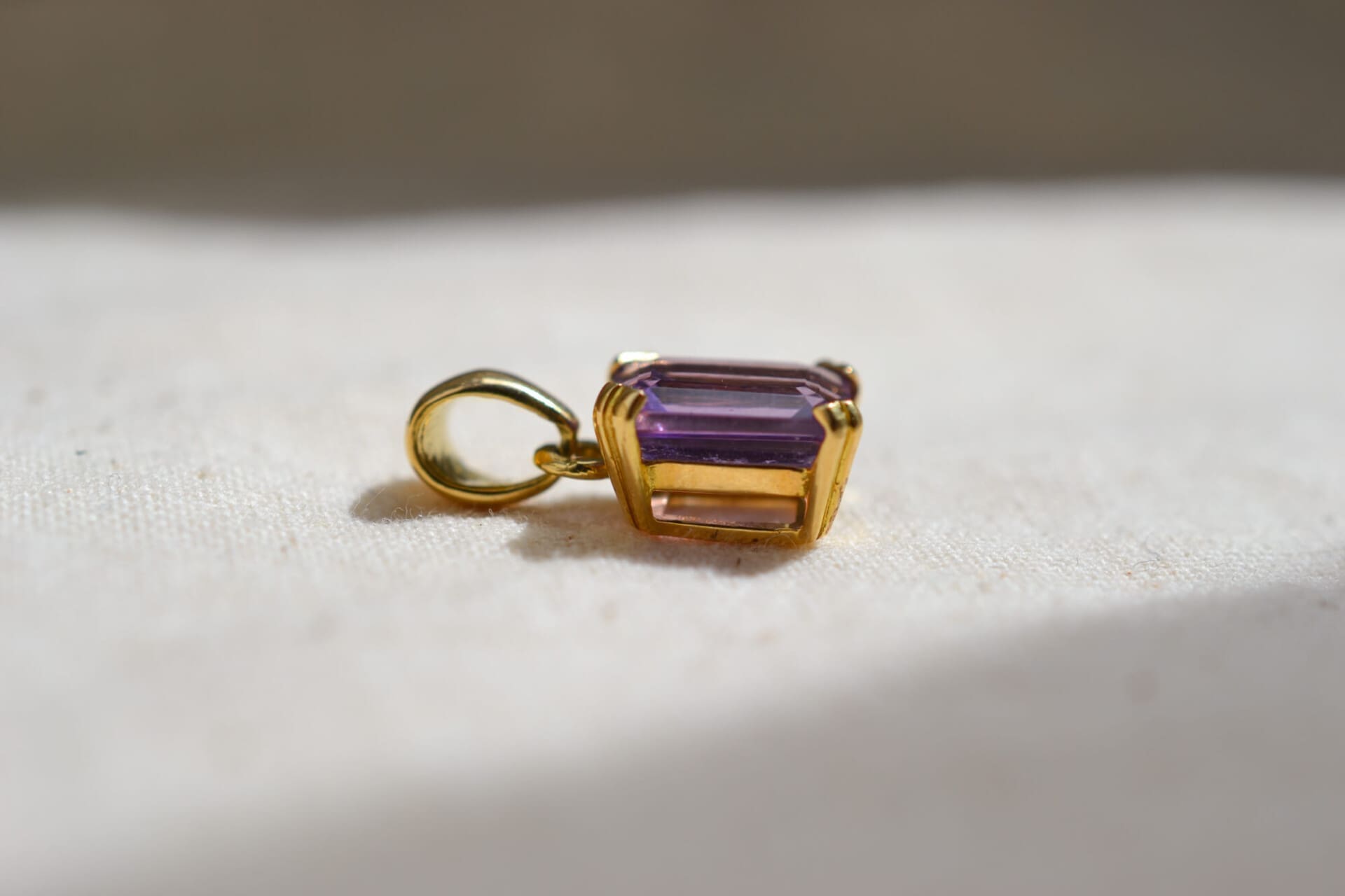 Pendentif rectangulaire Améthyste sertie griffes
