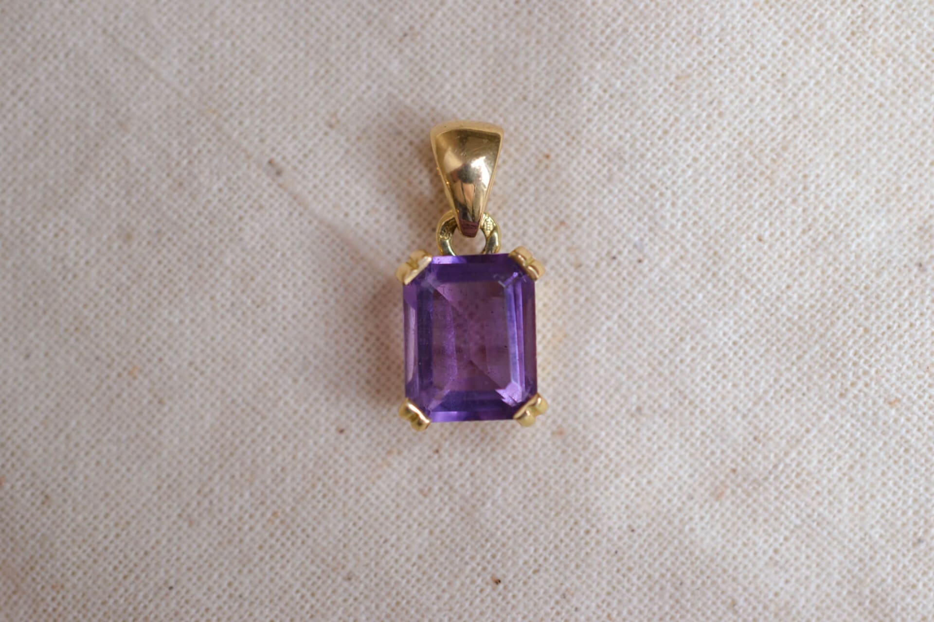 Pendentif rectangulaire Améthyste sertie griffes