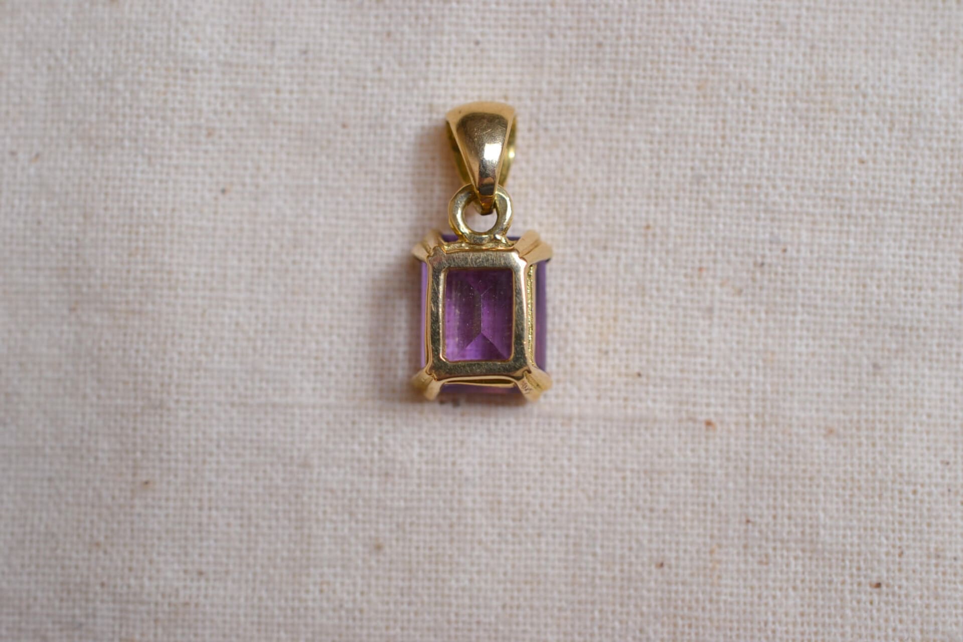 Pendentif rectangulaire Améthyste sertie griffes