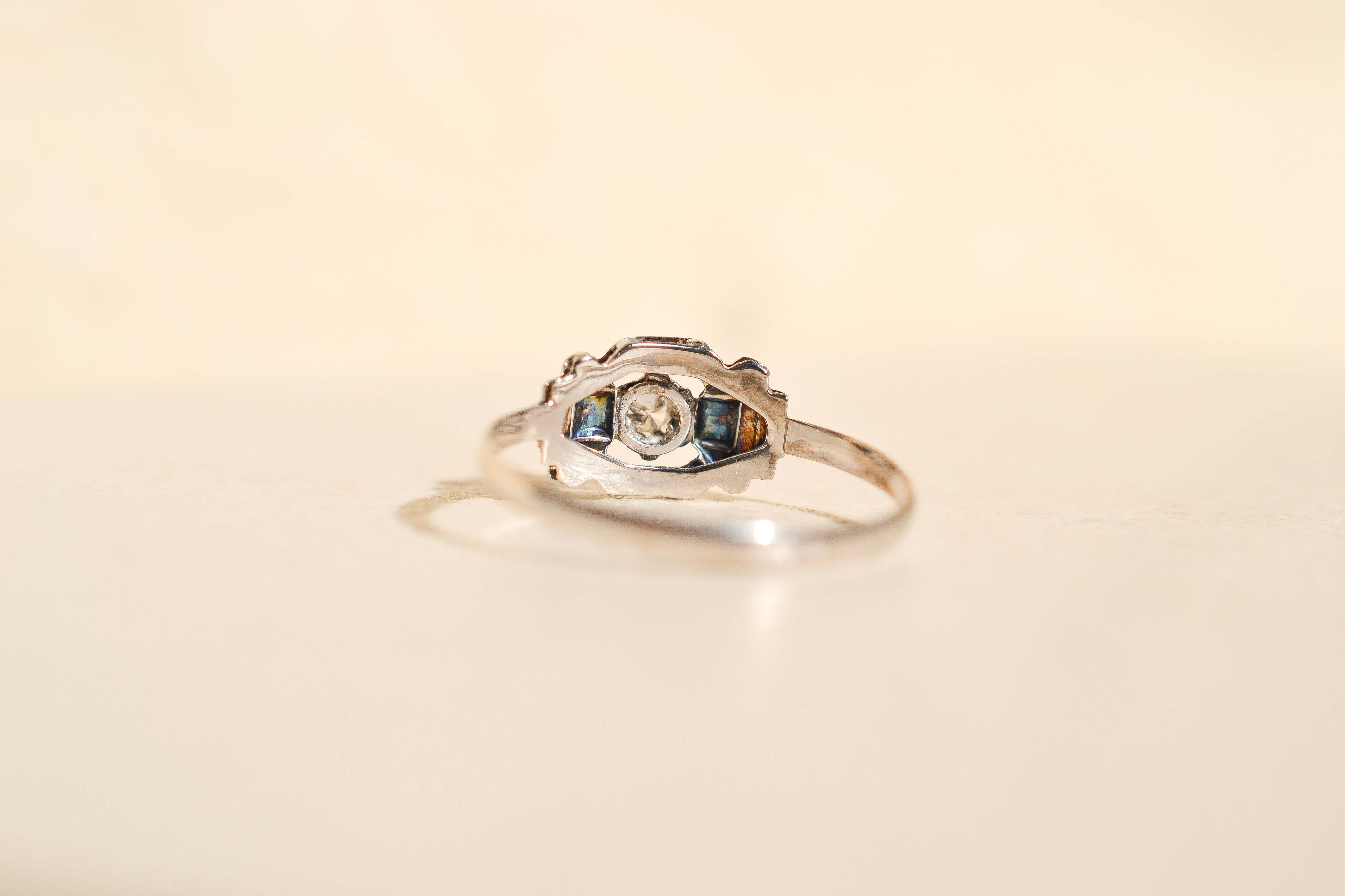 Bague Art Déco à monture ajourée