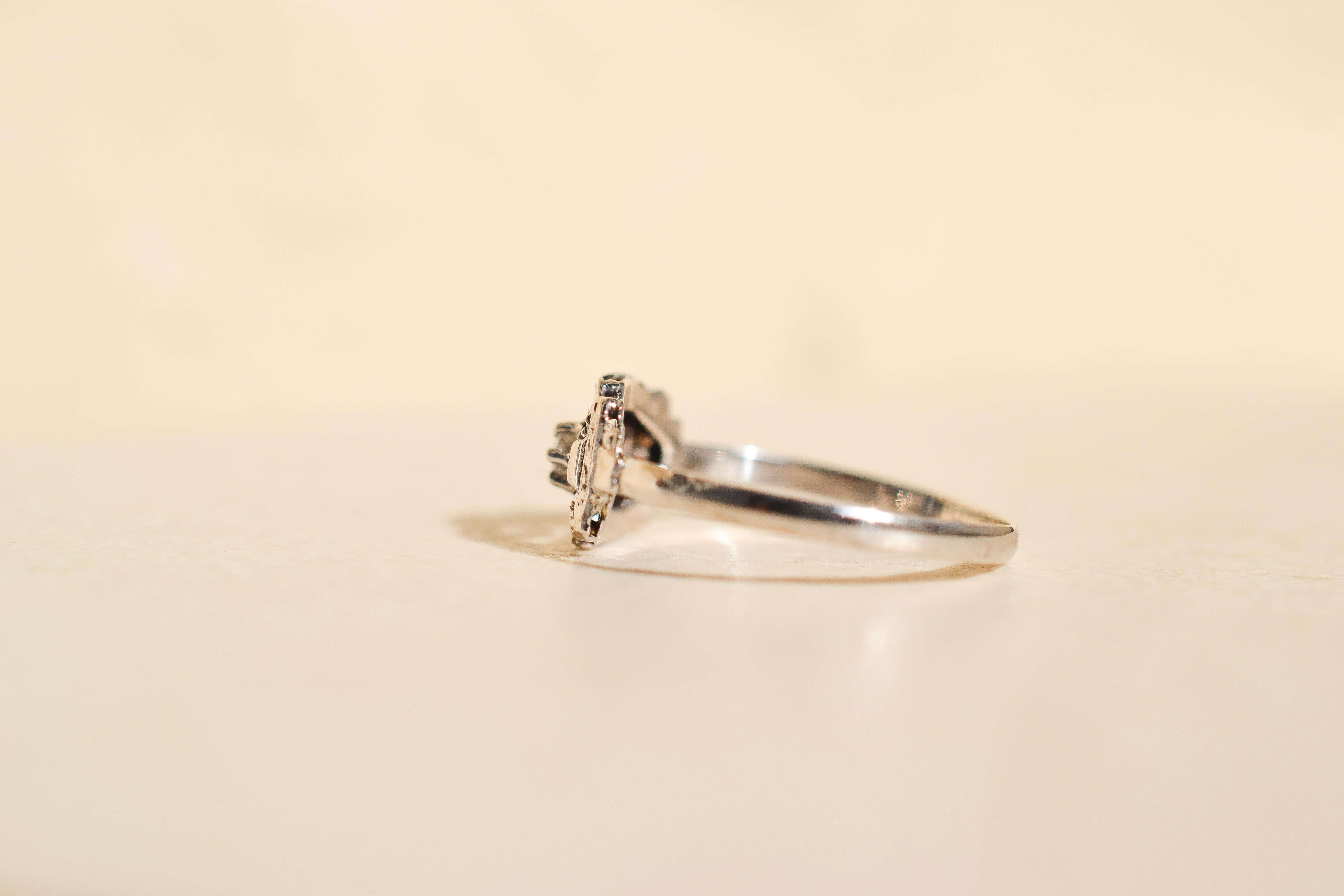 Bague Art Déco à monture ajourée