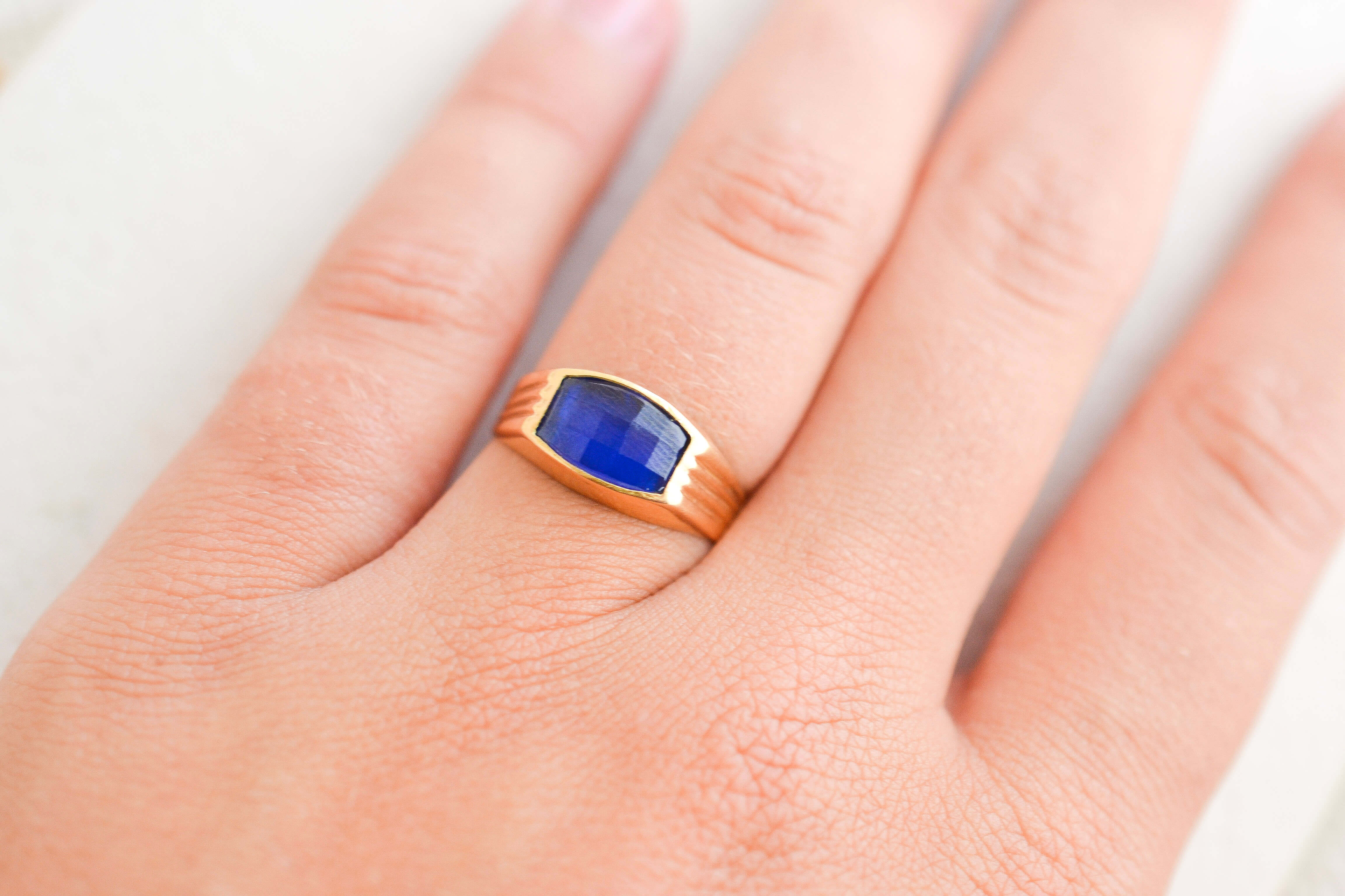 Bague Chevalière pierre bleue facetteé