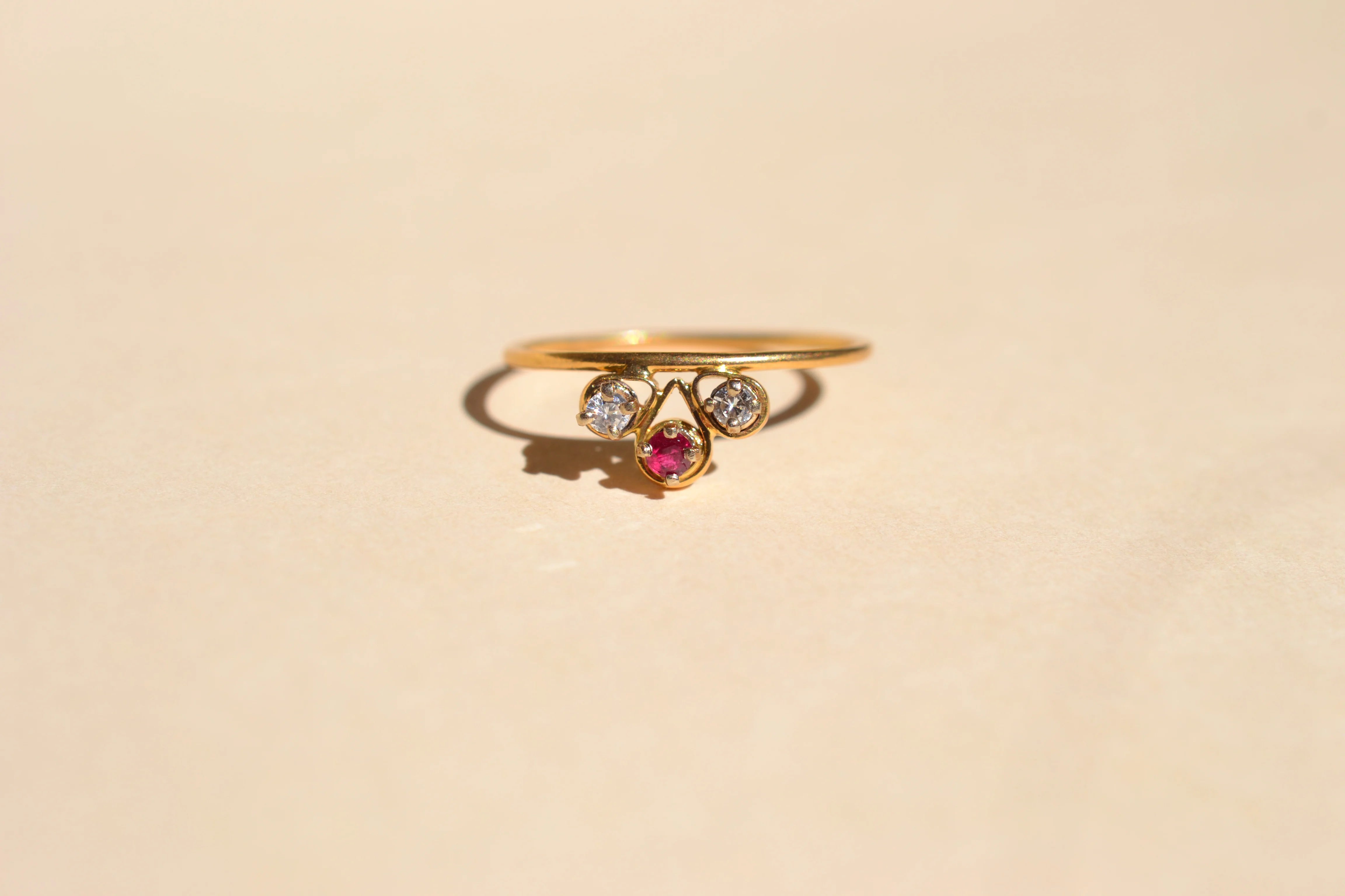 Bague Trilogie Rubis et pierres blanches