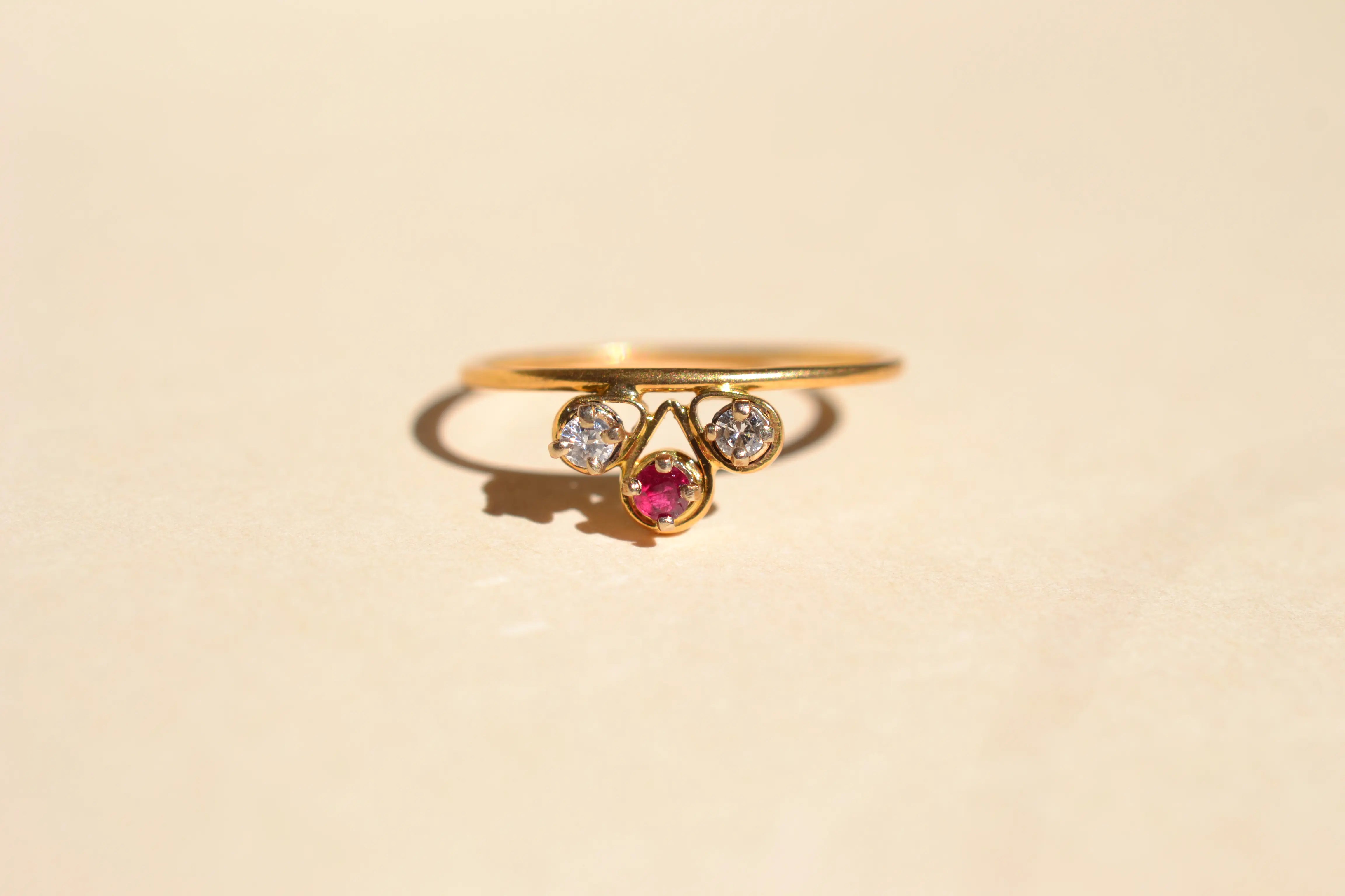 Bague Trilogie Rubis et pierres blanches