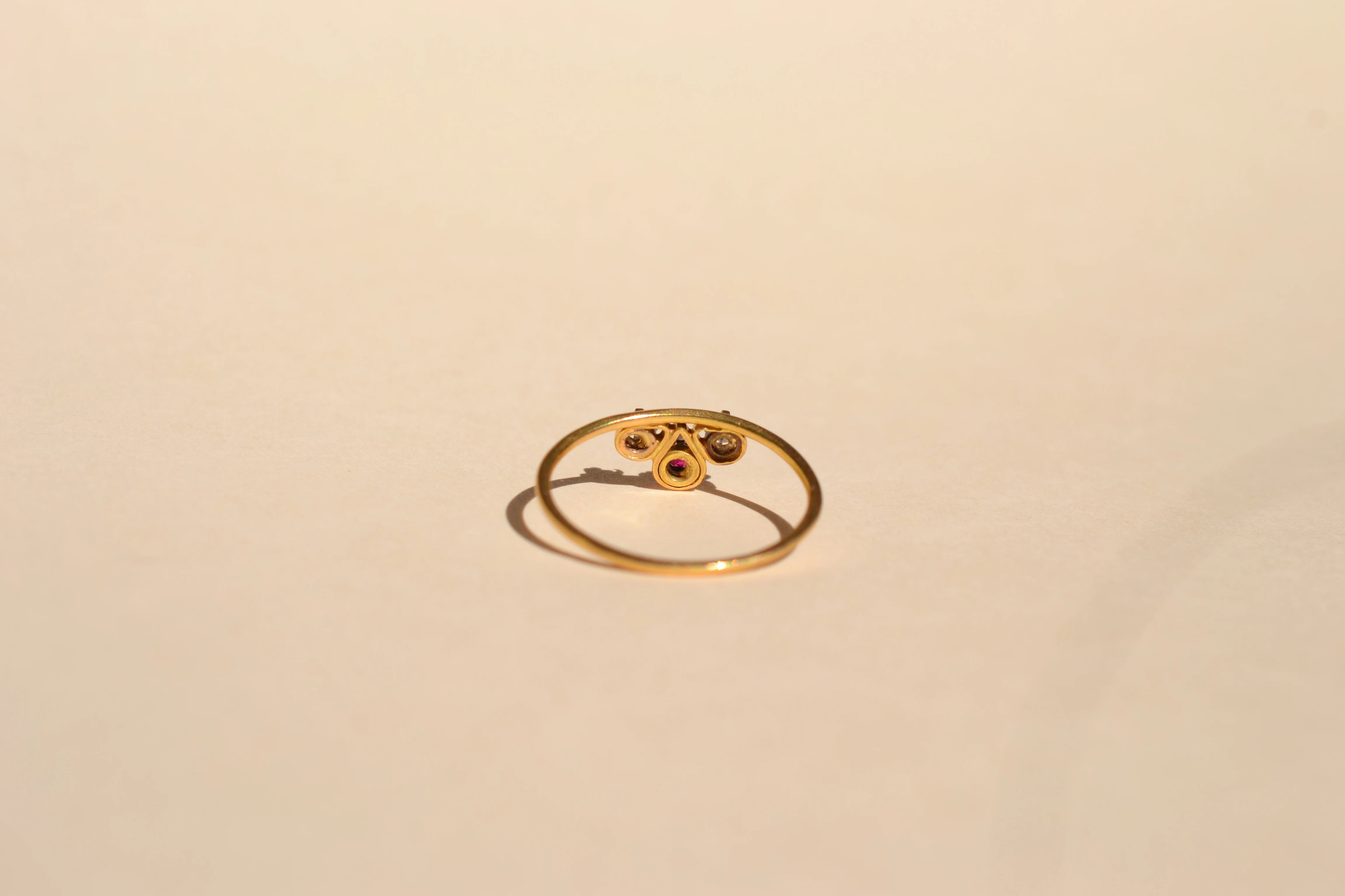 Bague Trilogie Rubis et pierres blanches
