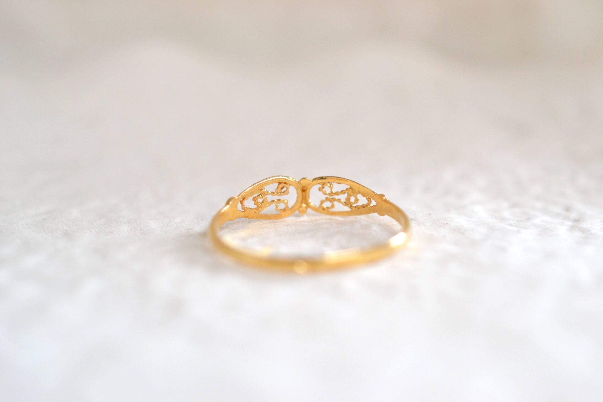 Bague ajourée décor filigranes
