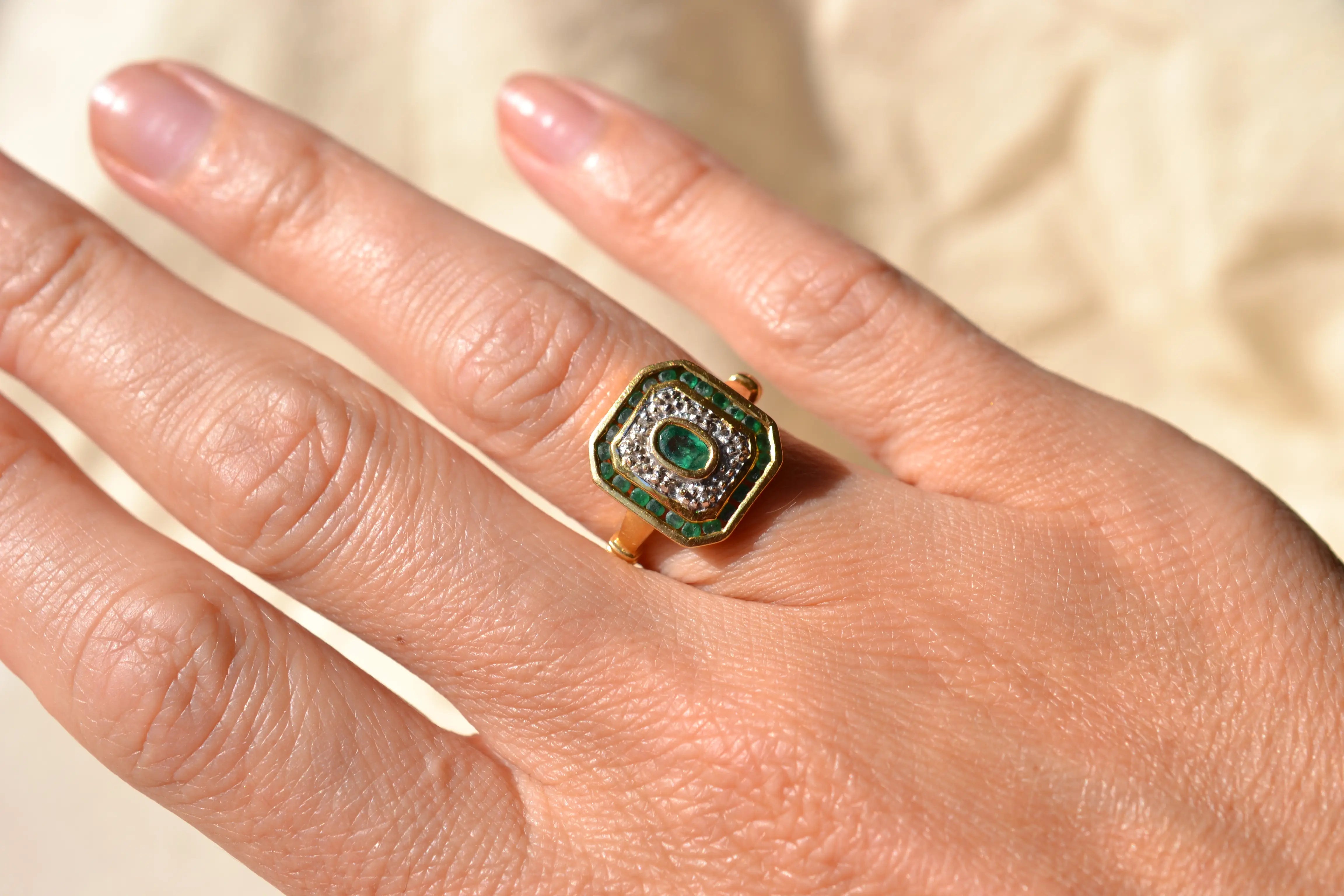 Bague octogonale Emeraudes et roses de Diamants