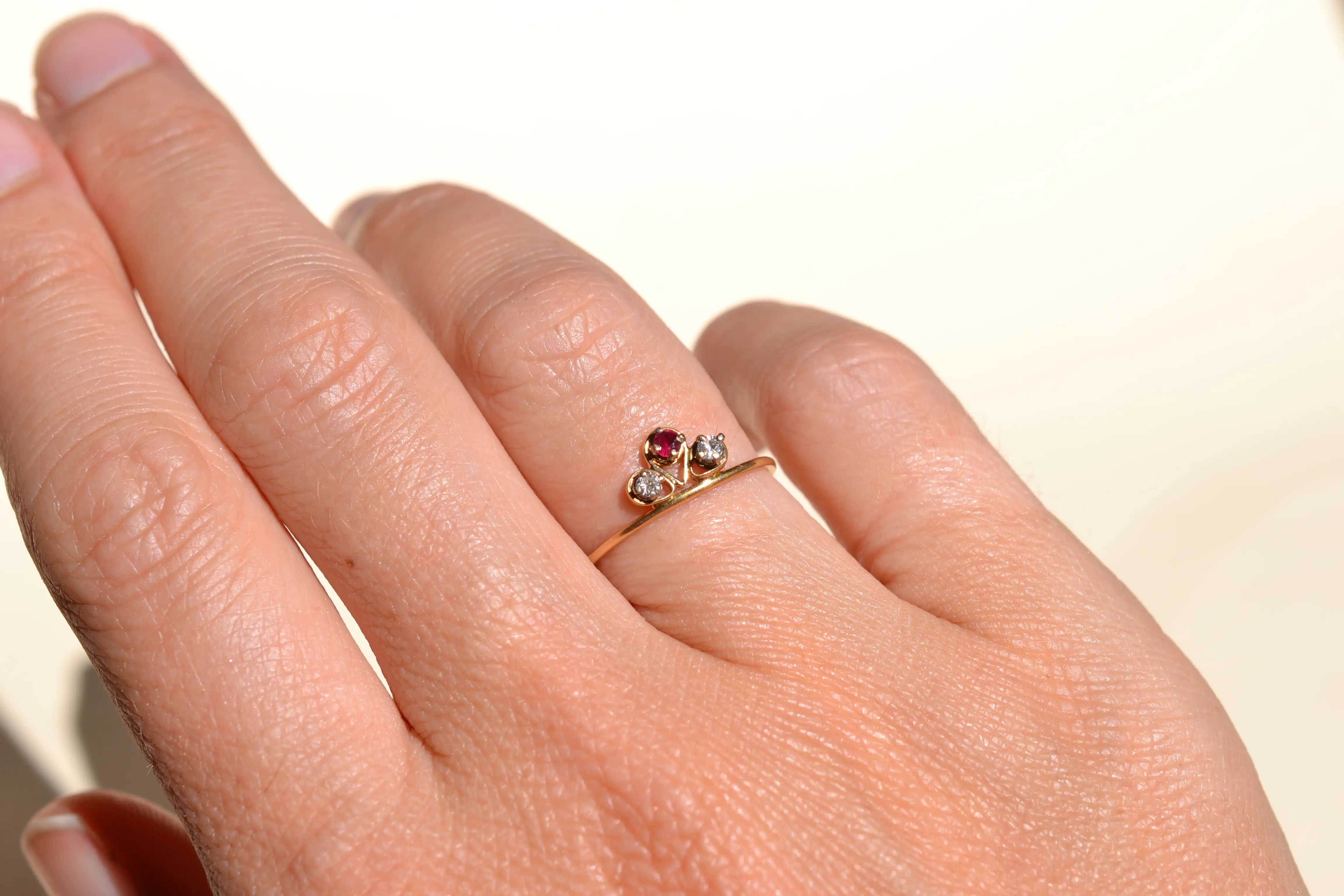 Bague Trilogie Rubis et pierres blanches