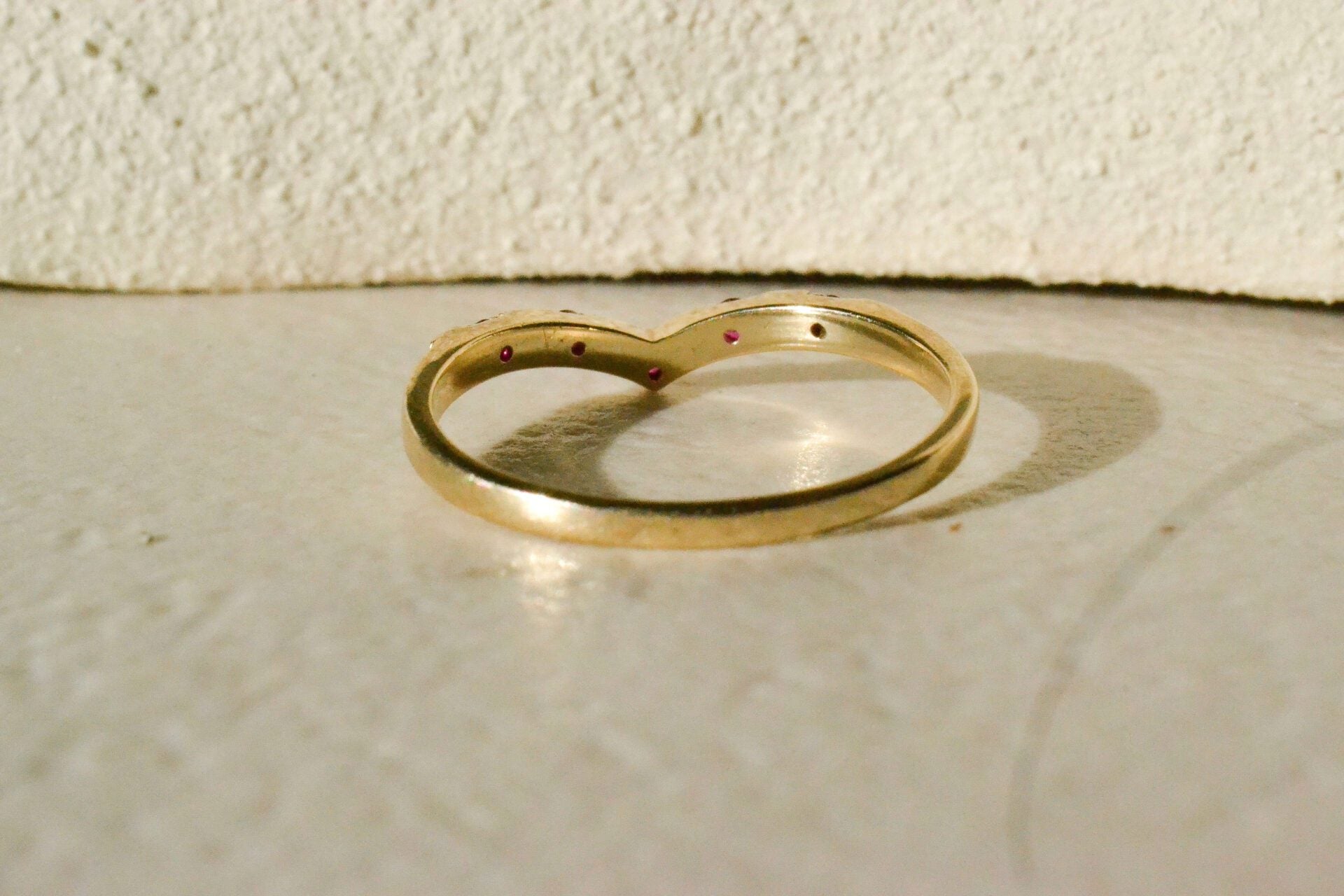 Bague "V" Pierres rouges et blanches