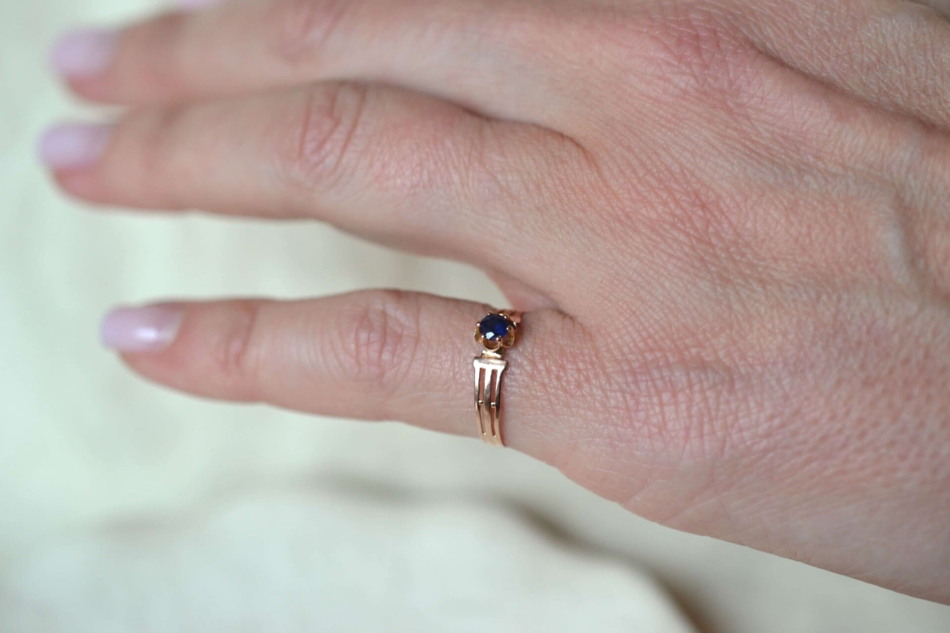 Bague Saphir anneau rainuré et ajouré