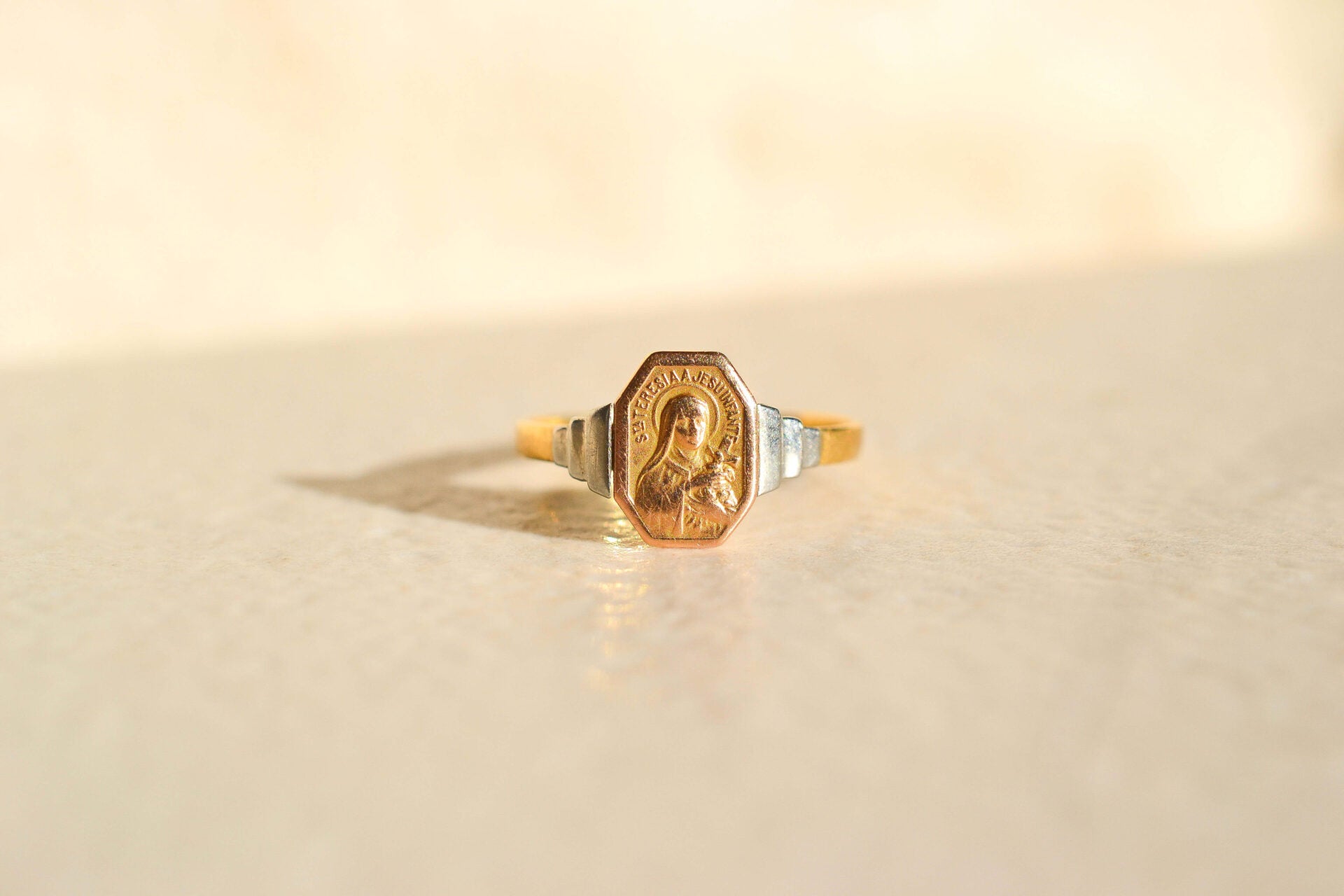Bague Art Déco Religieuse