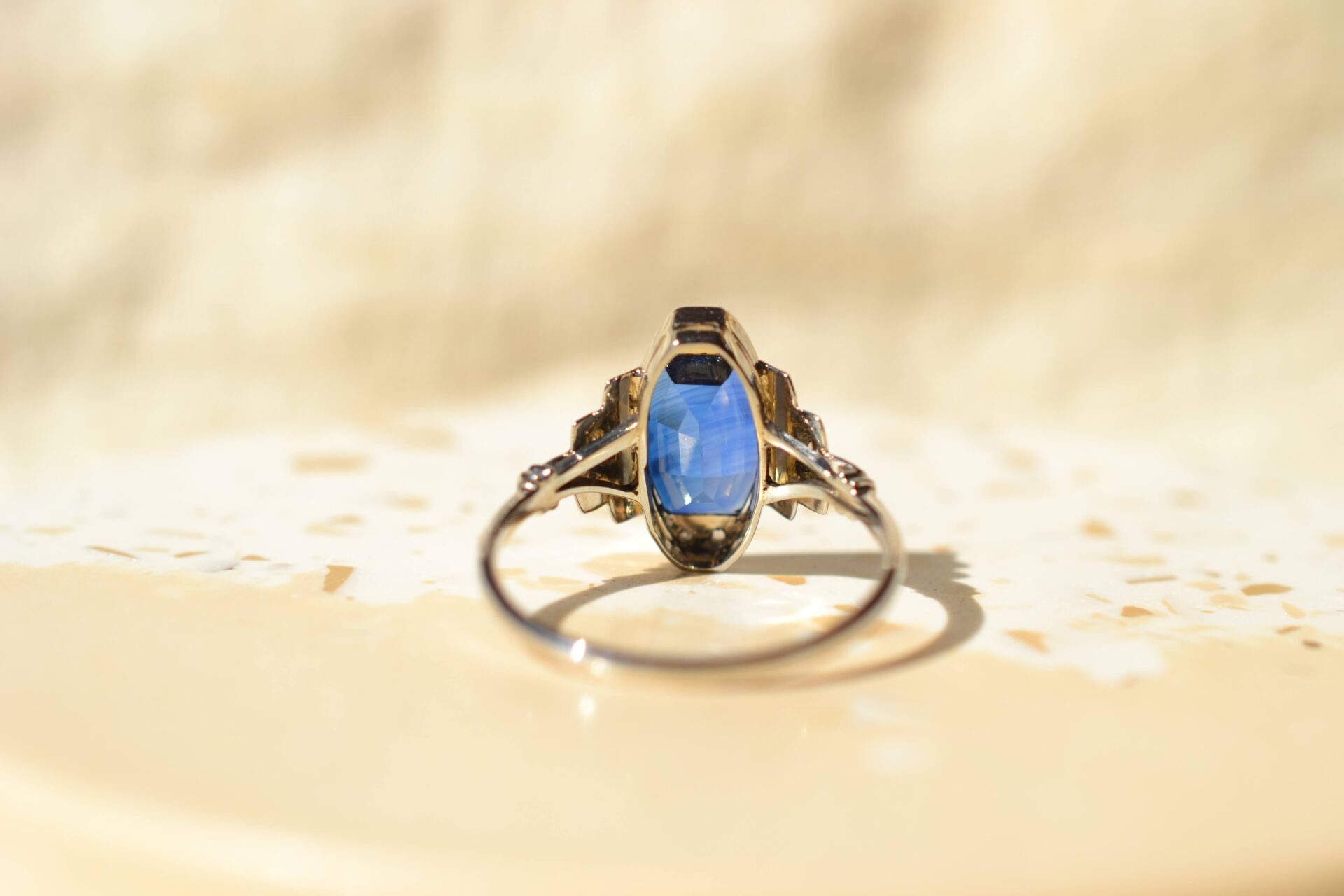 Bague Art Déco Saphir de synthèse Diamants