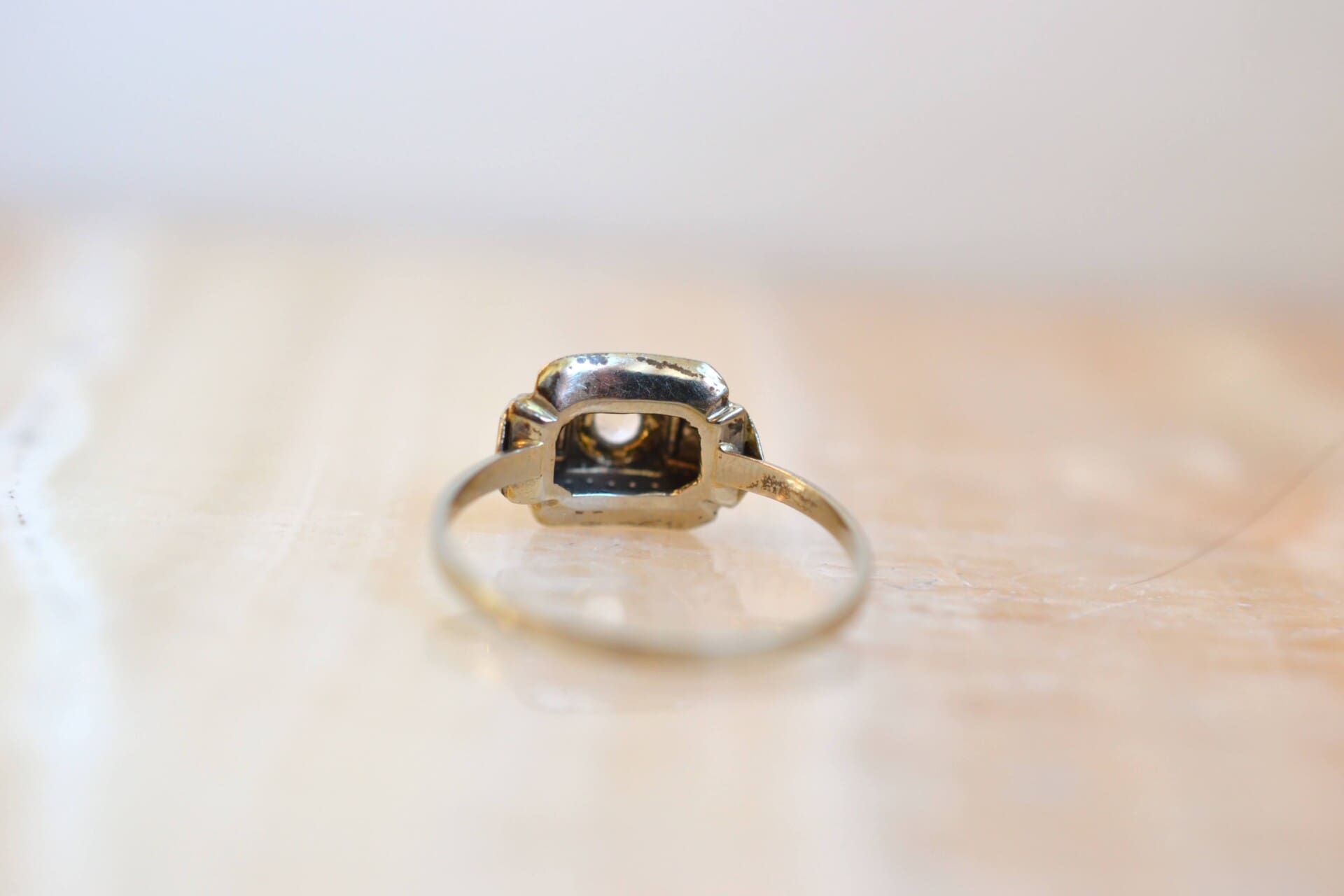 Bague géométrique Art Déco pierre blanche