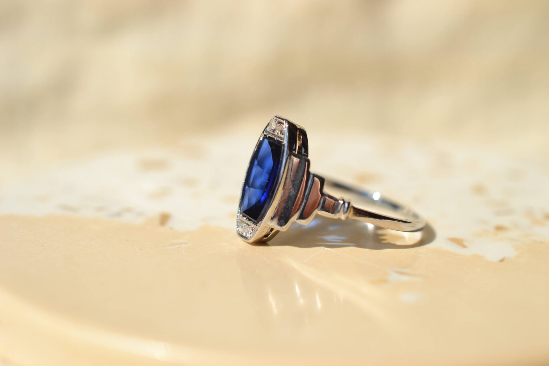 Bague Art Déco Saphir de synthèse Diamants