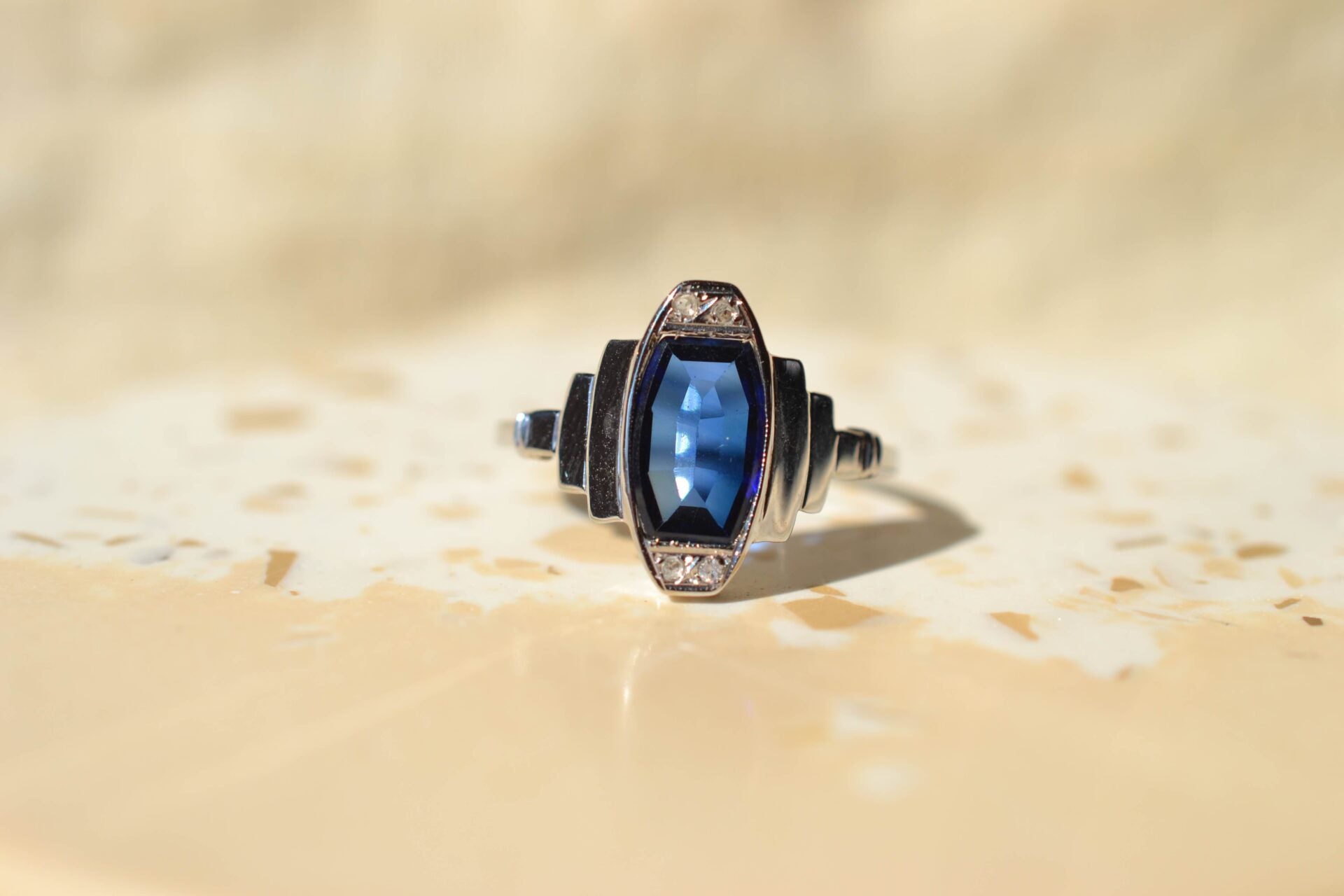 Bague Art Déco Saphir de synthèse Diamants
