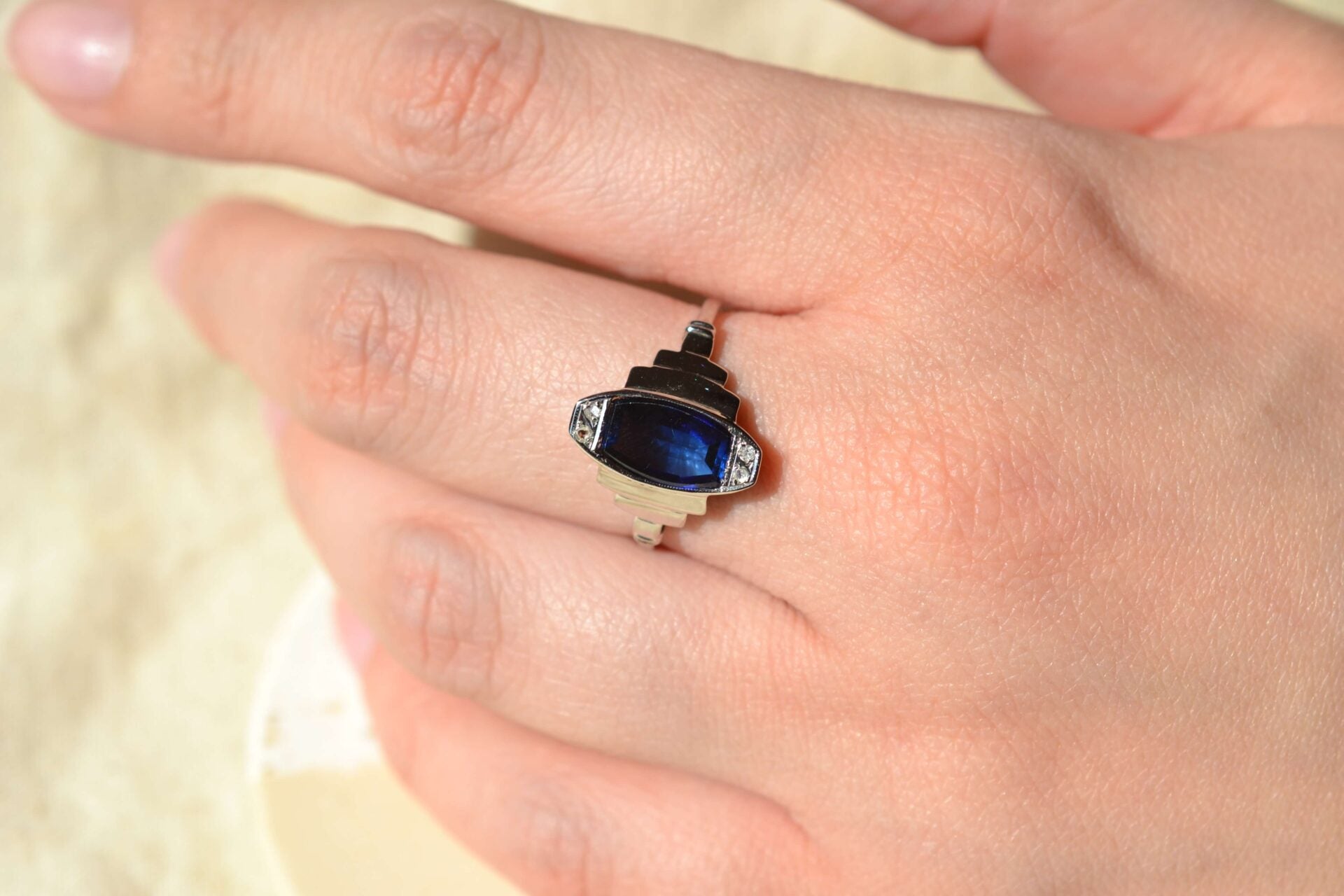 Bague Art Déco Saphir de synthèse Diamants