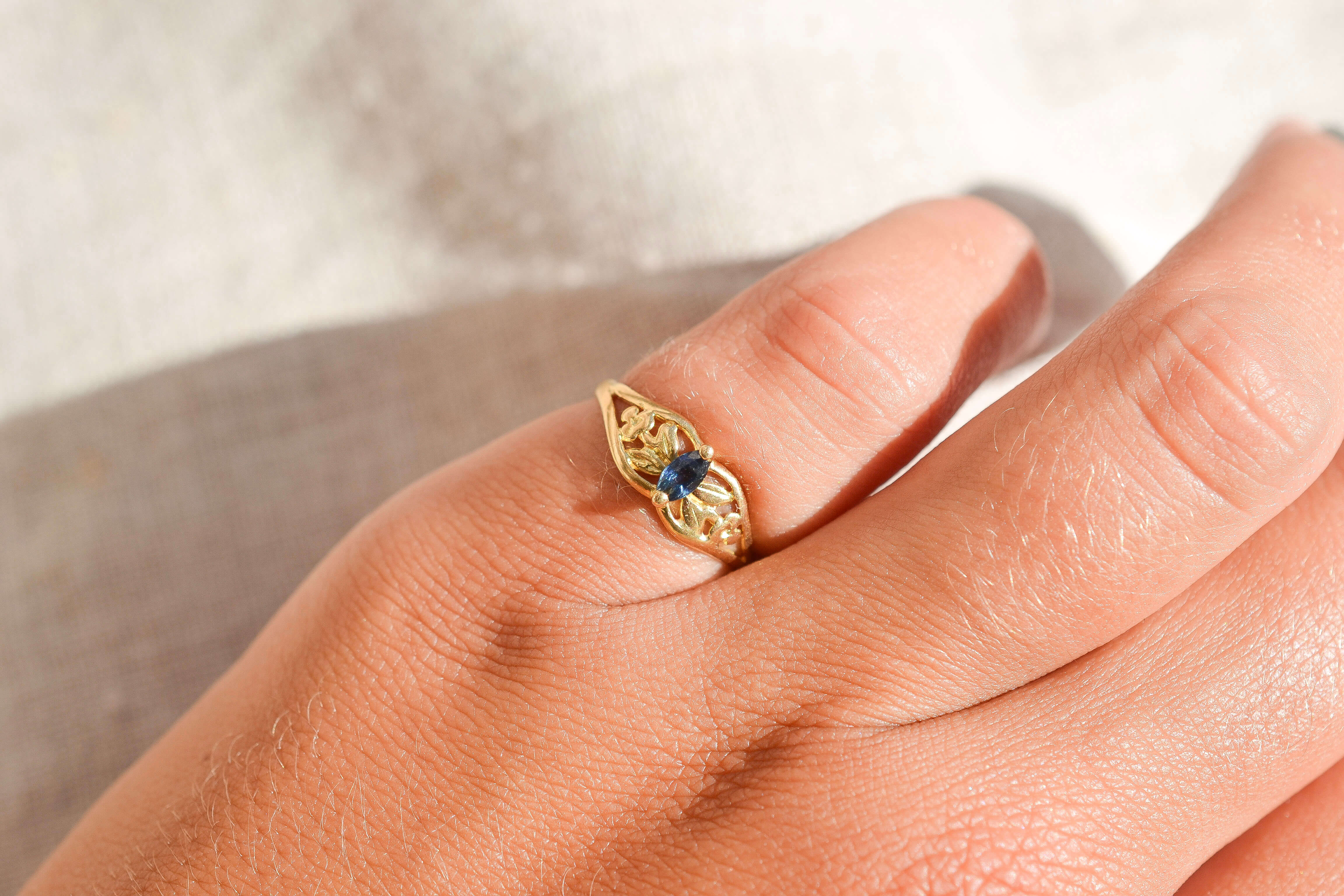 Bague filigane Saphir taille navette