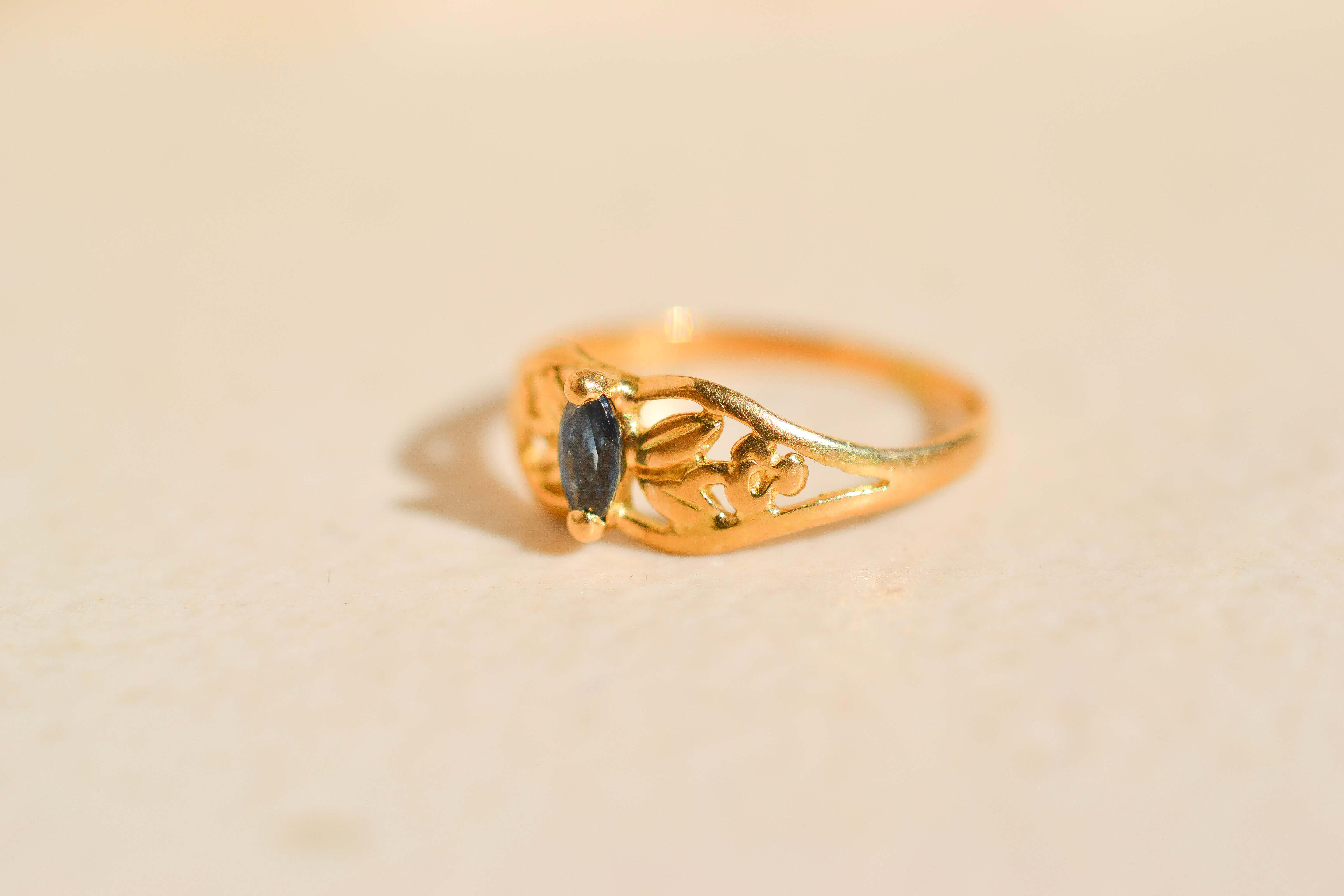 Bague filigane Saphir taille navette