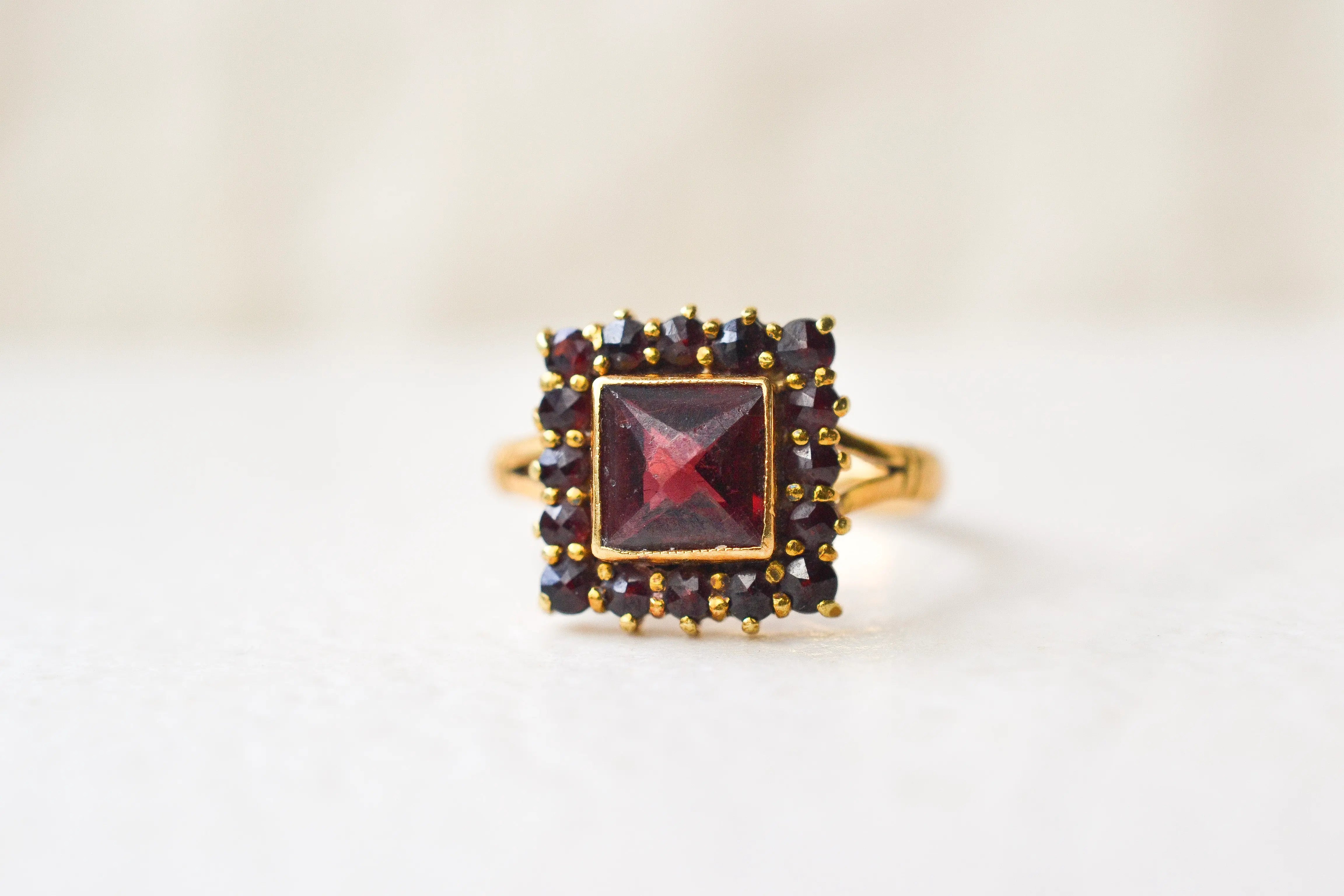 Bague carrée Grenats