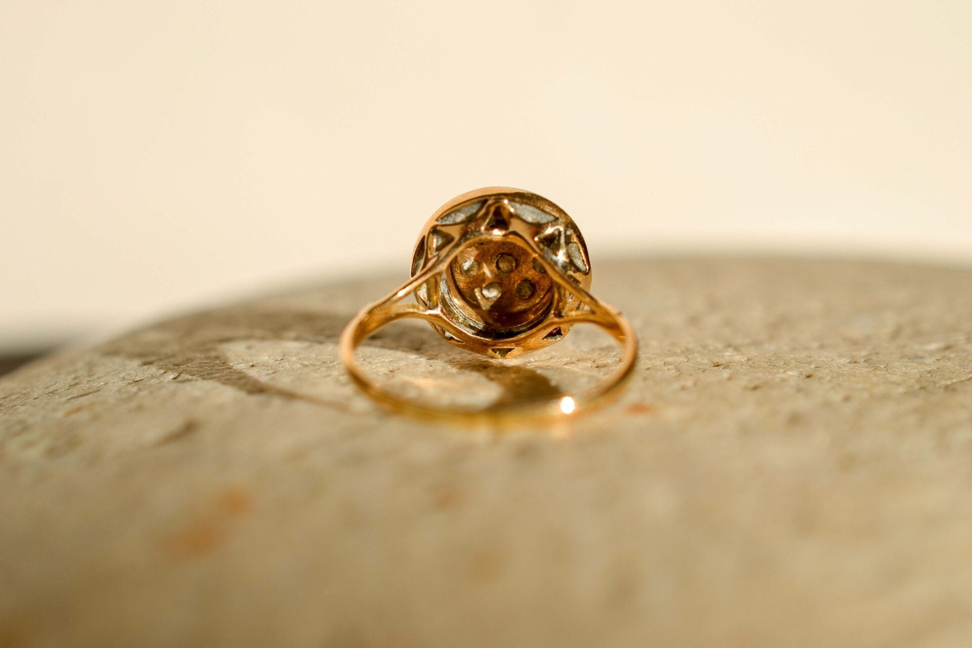 Bague Circulaire Rubis synthétiques et Diamants